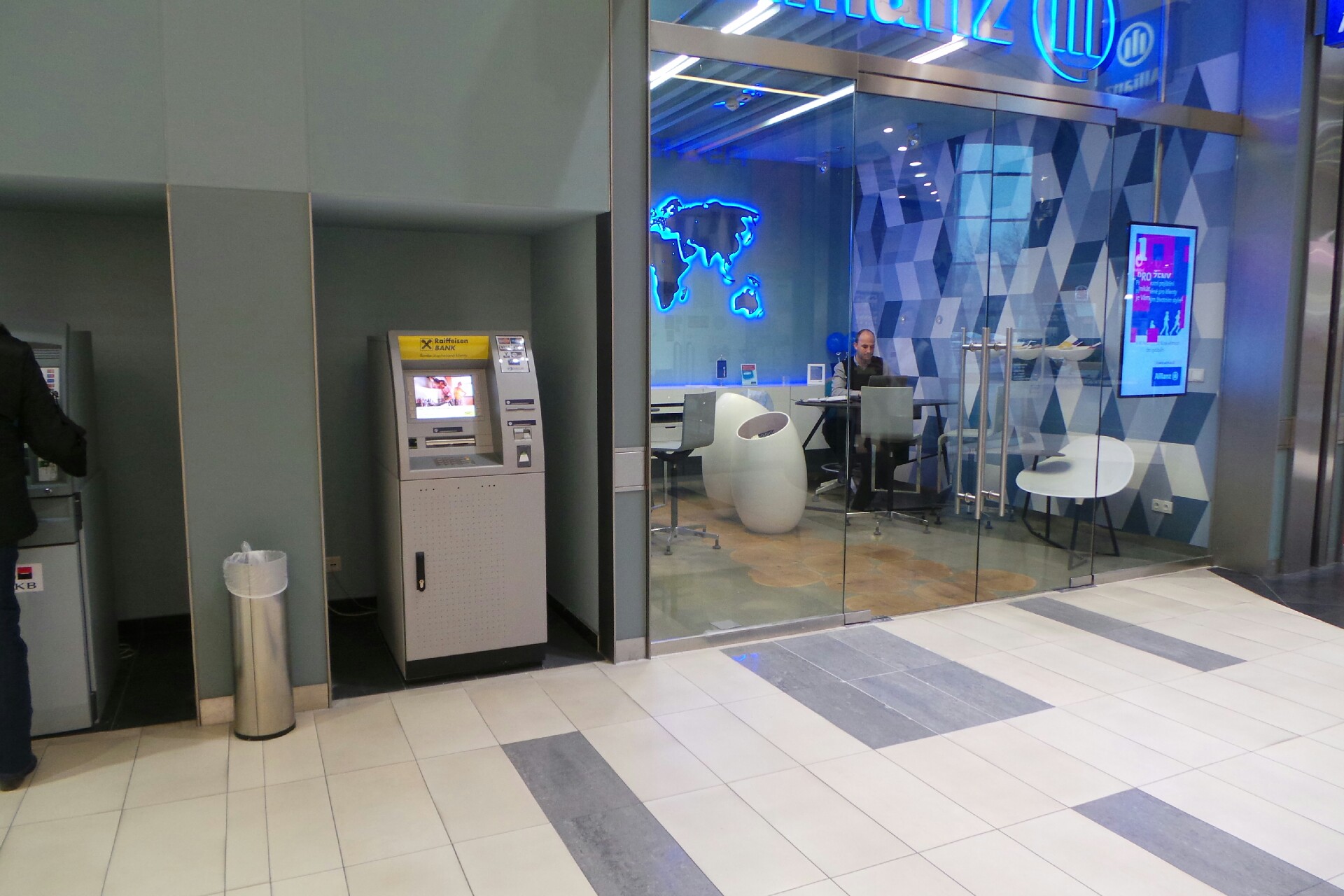 Raiffeisenbank - bankomat