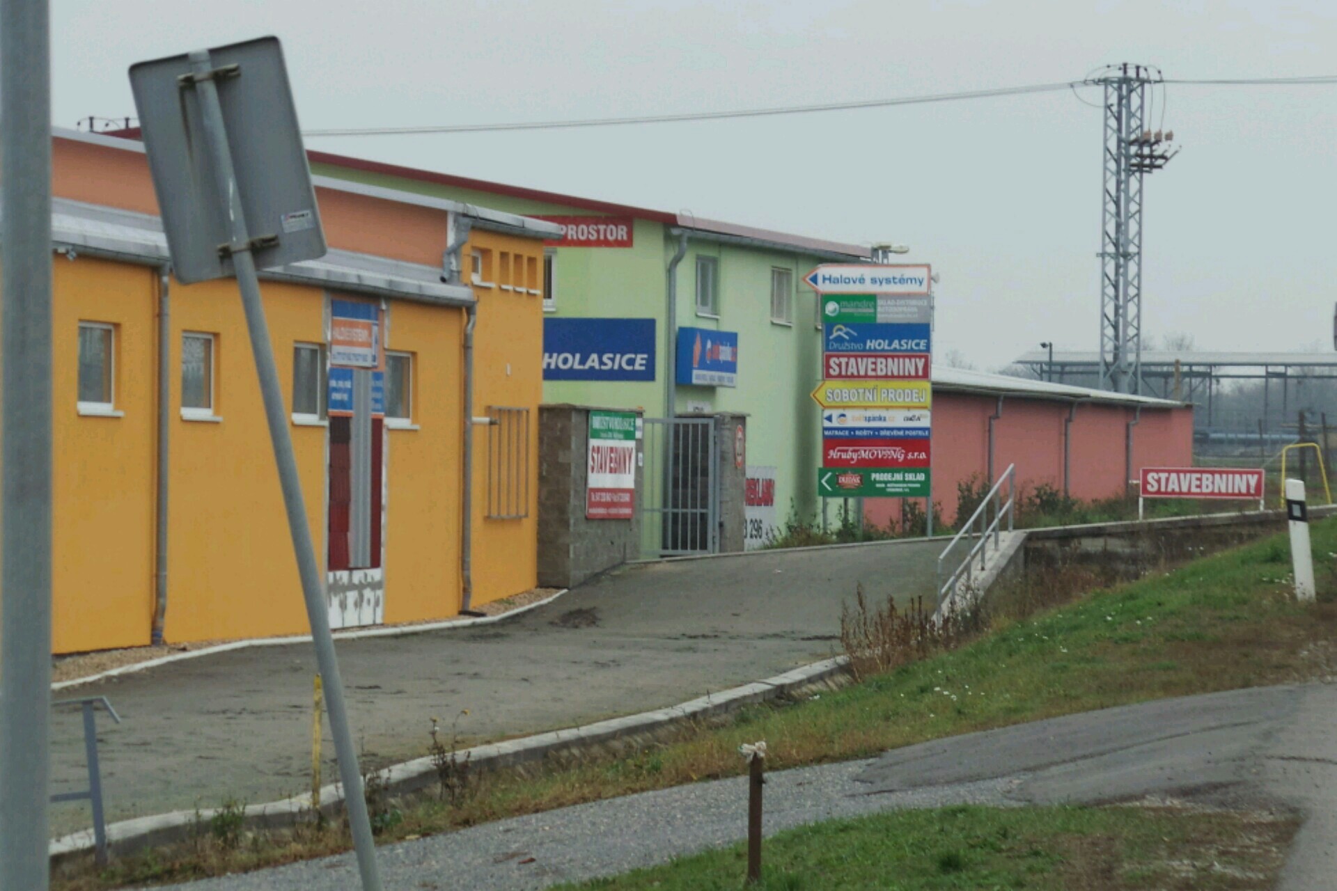 Prodej stavebního materiálu - Nemovitosti Holasice s.r.o.