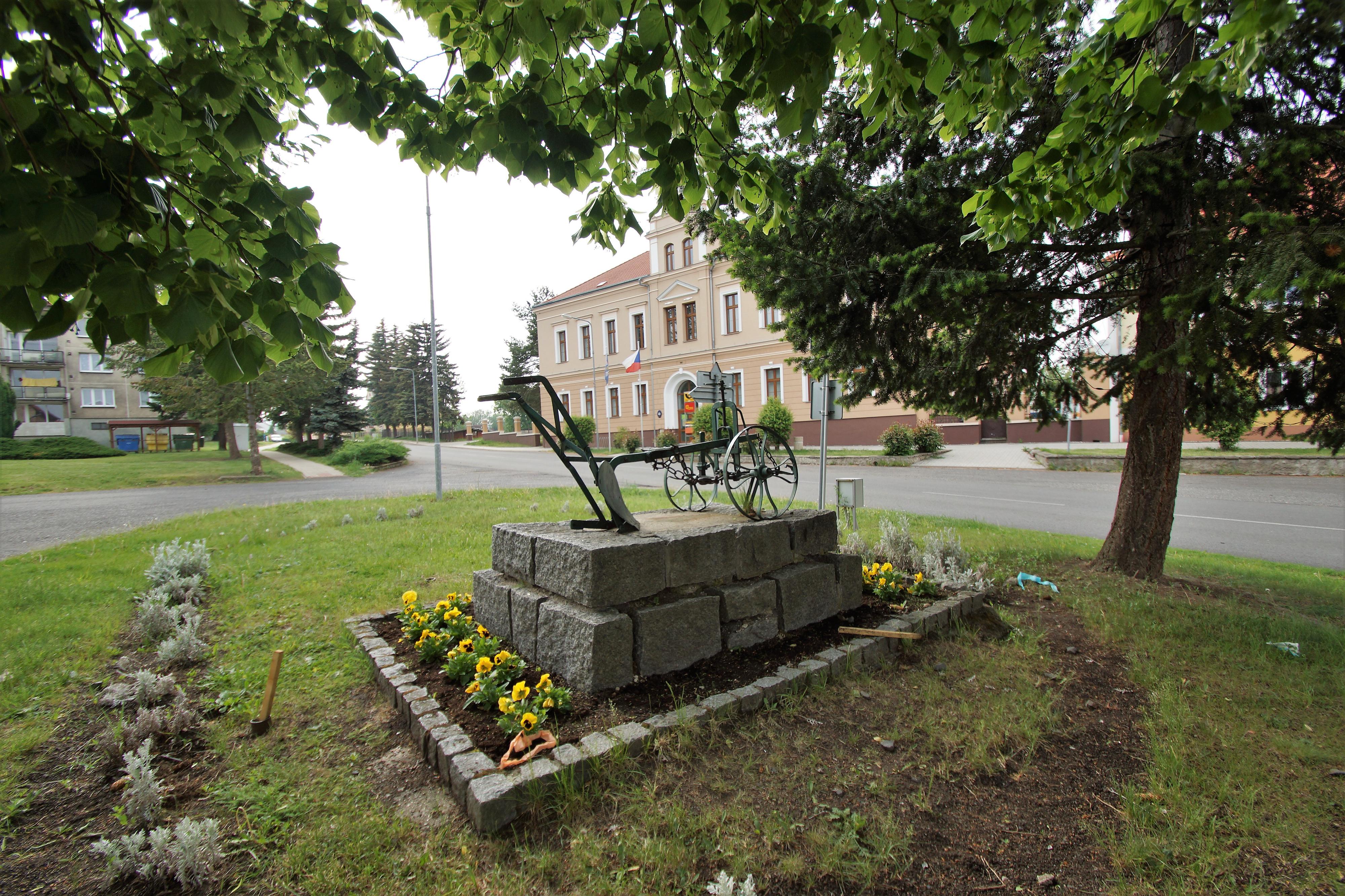 Nepomyšl - úřad městyse foto 2