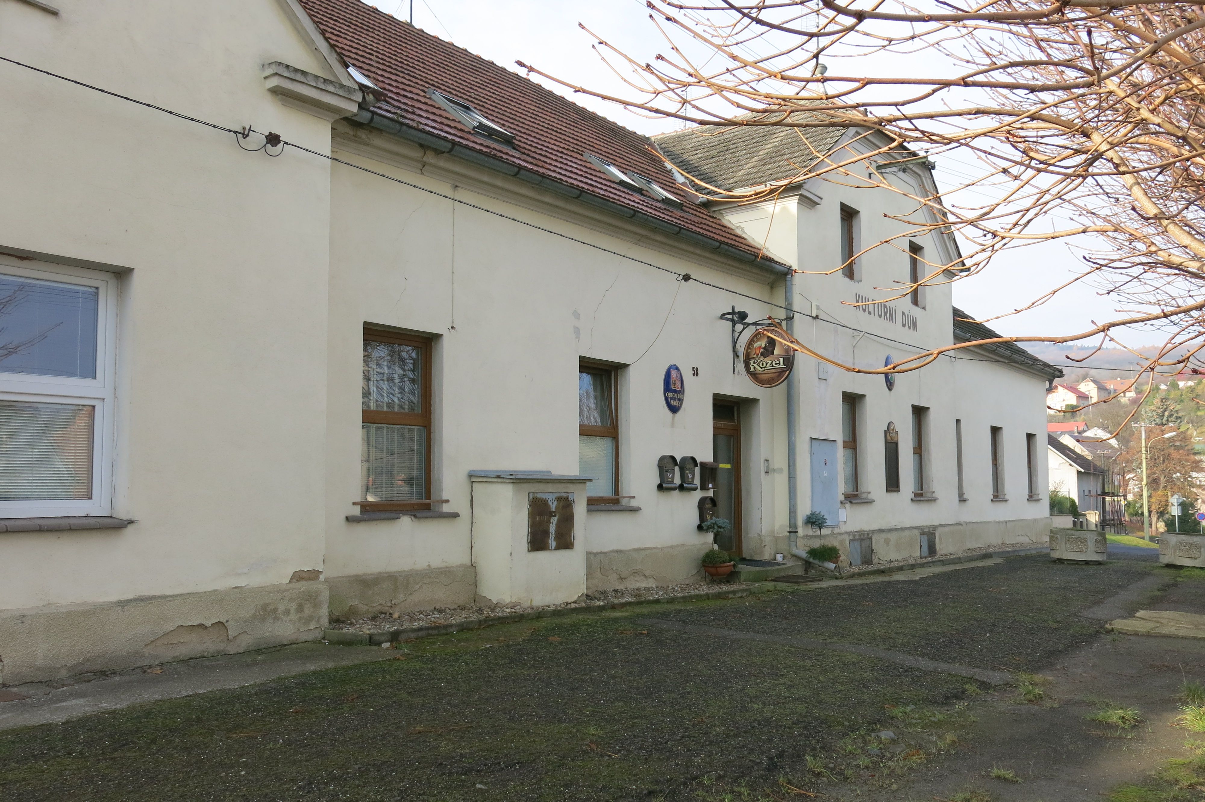 Jenčice - obecní úřad foto 2