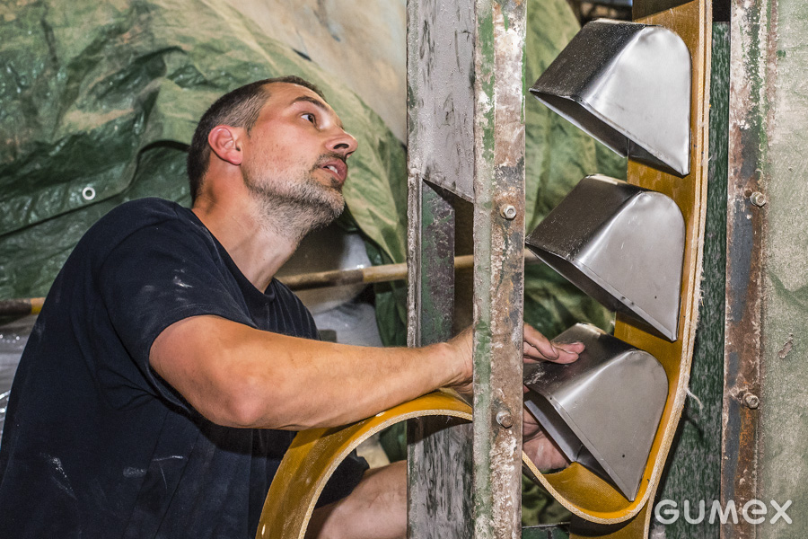 Osazování korečků a montáž elevátorových pásů