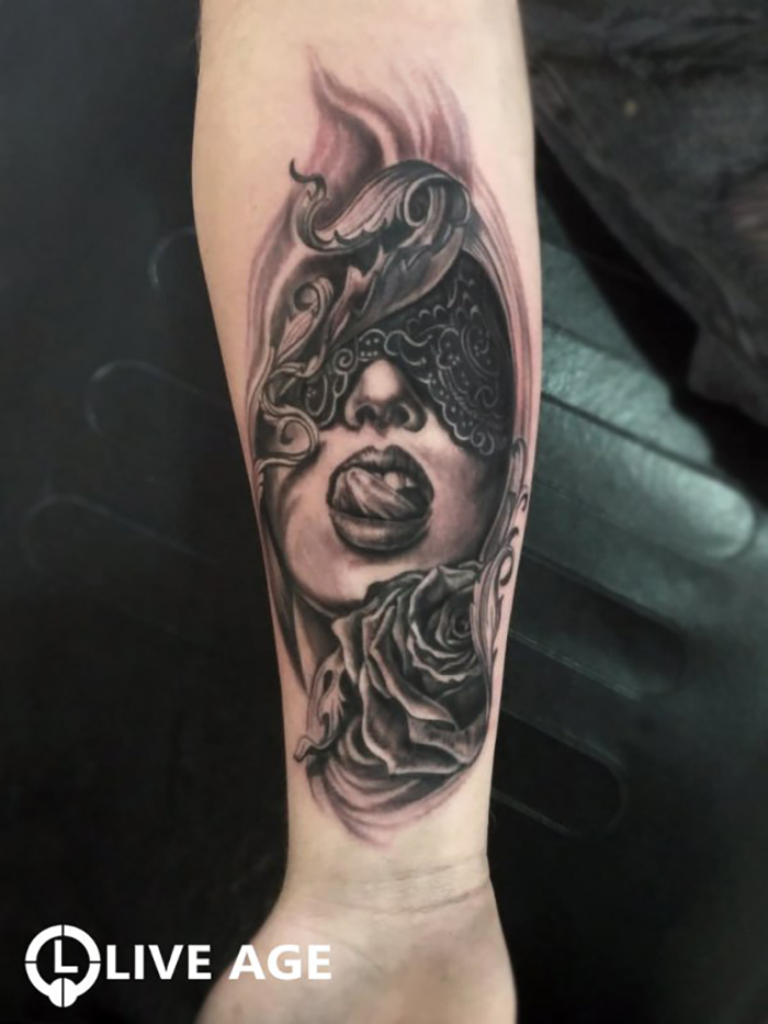 Tattoo LIVE AGE foto 4