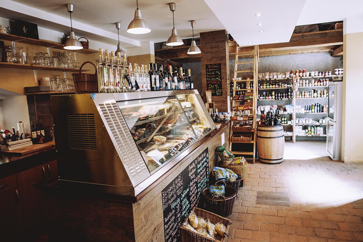 Víno a lahůdky od sousedů