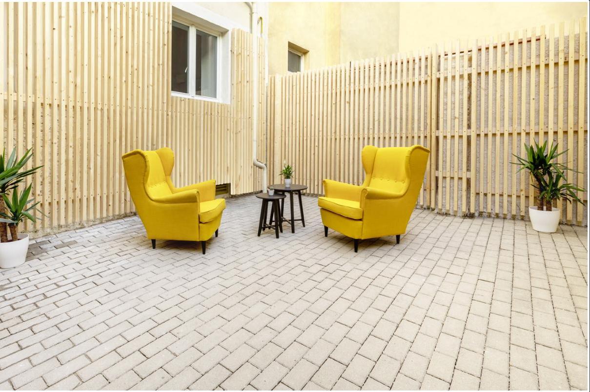 LITTLE TOM APARTMENTS, s.r.o.