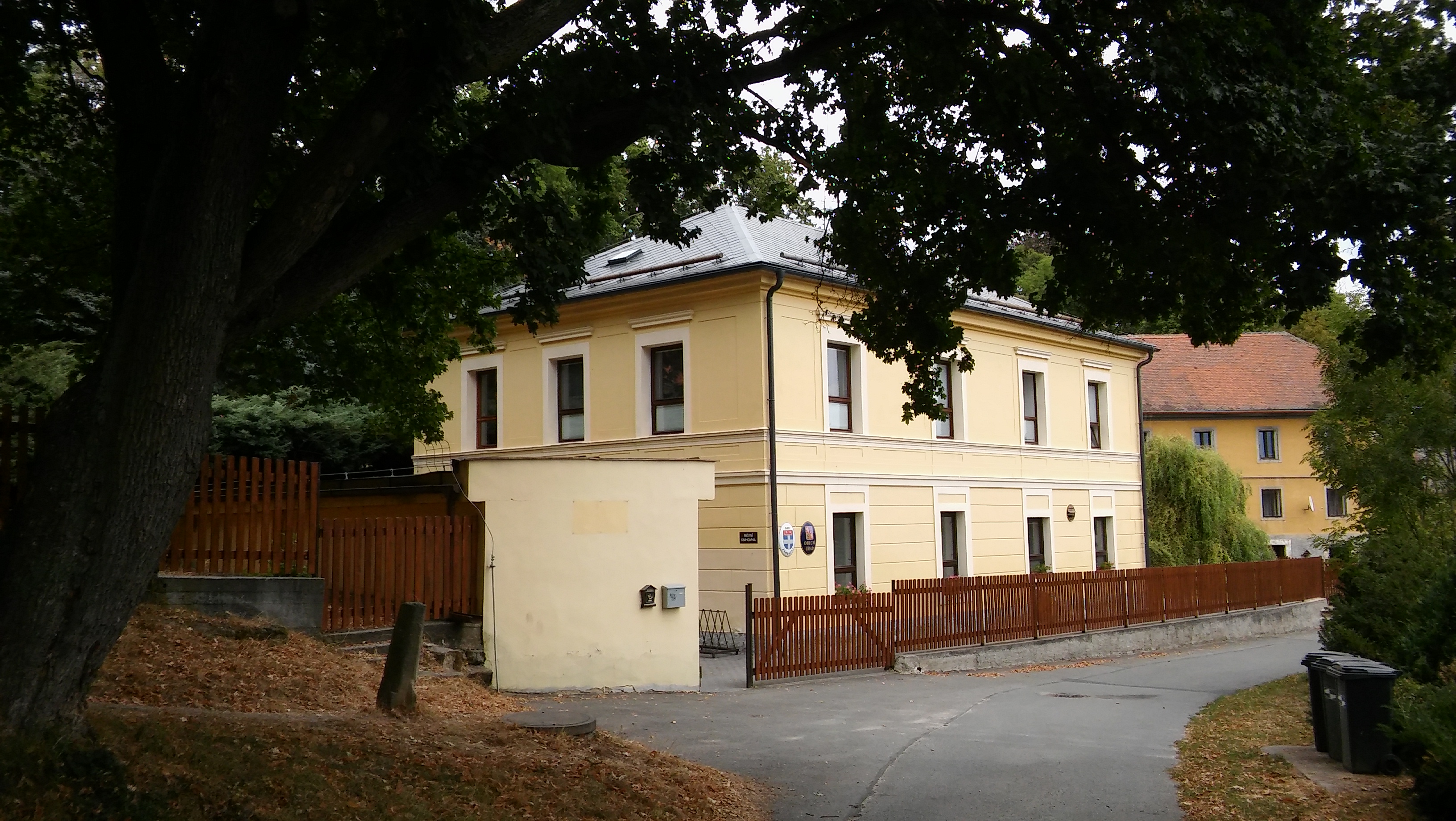 Zahrádky - obecní úřad foto 2