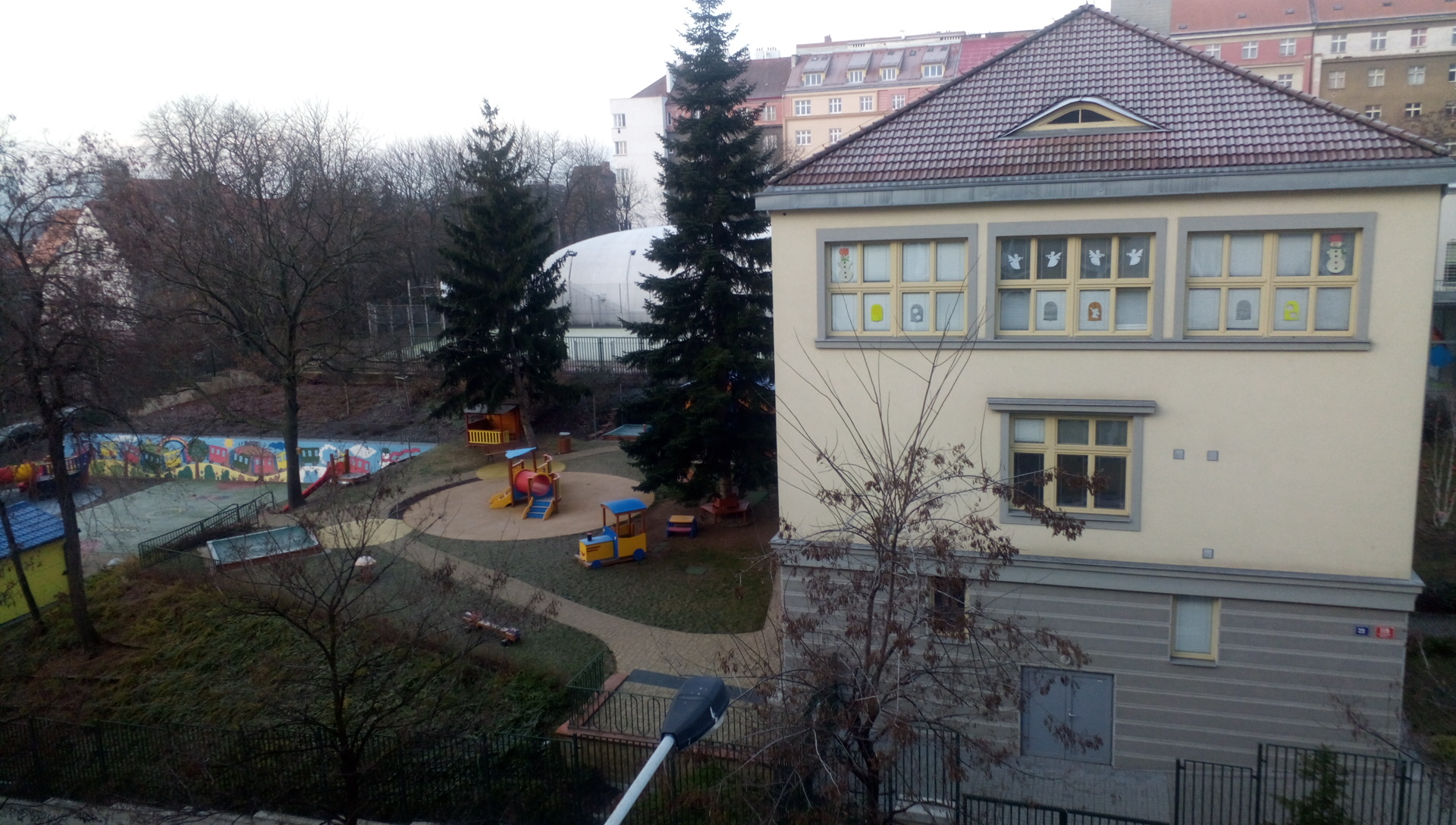 MŠ Praha 3, nám. Jiřího z Lobkovic foto 2