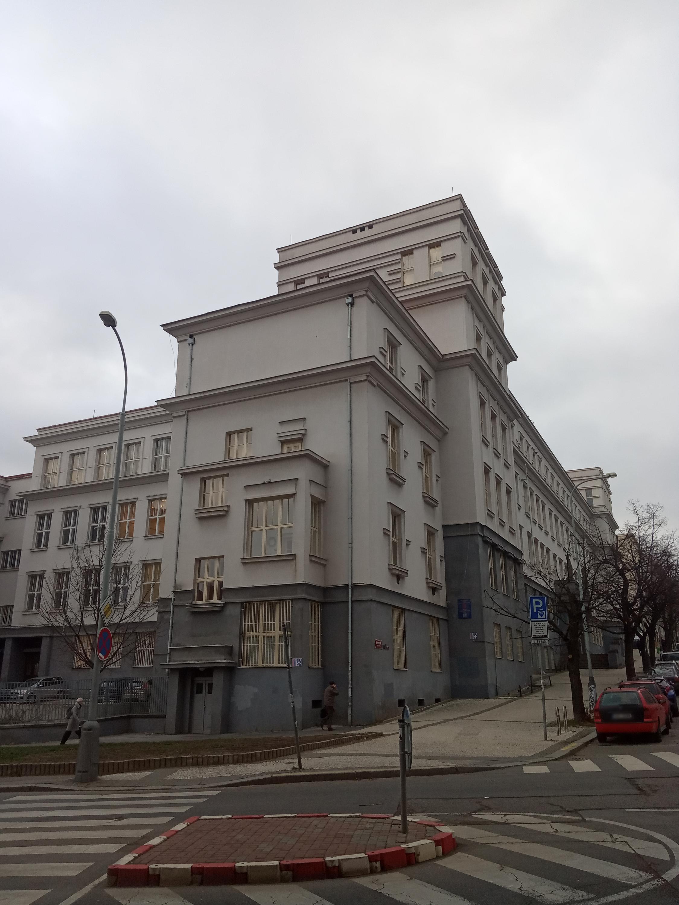 Střední uměleckoprůmyslová škola, Praha 3 foto 2