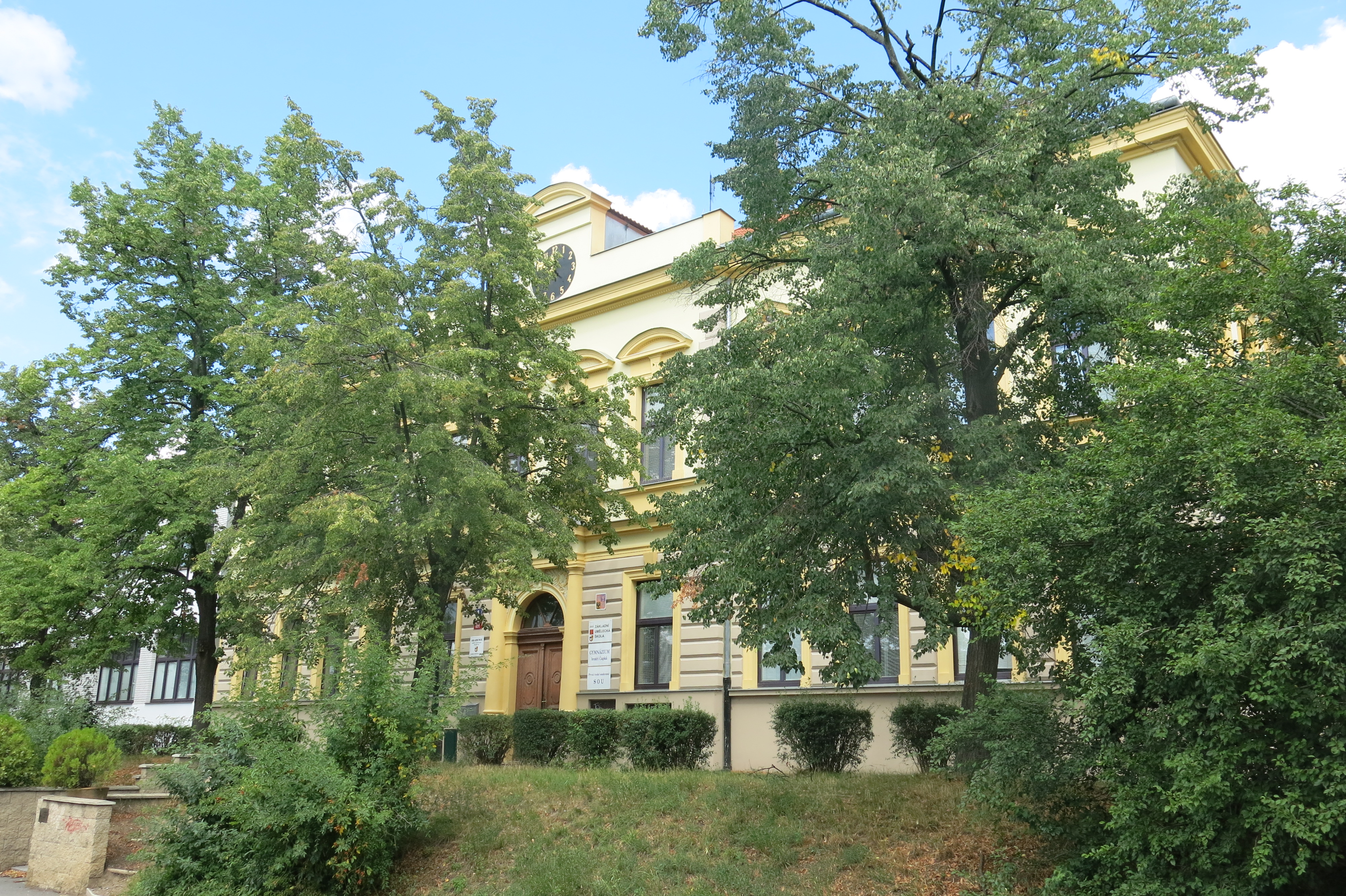 Gymnázium bratří Čapků a První české soukromé střední odborné učiliště