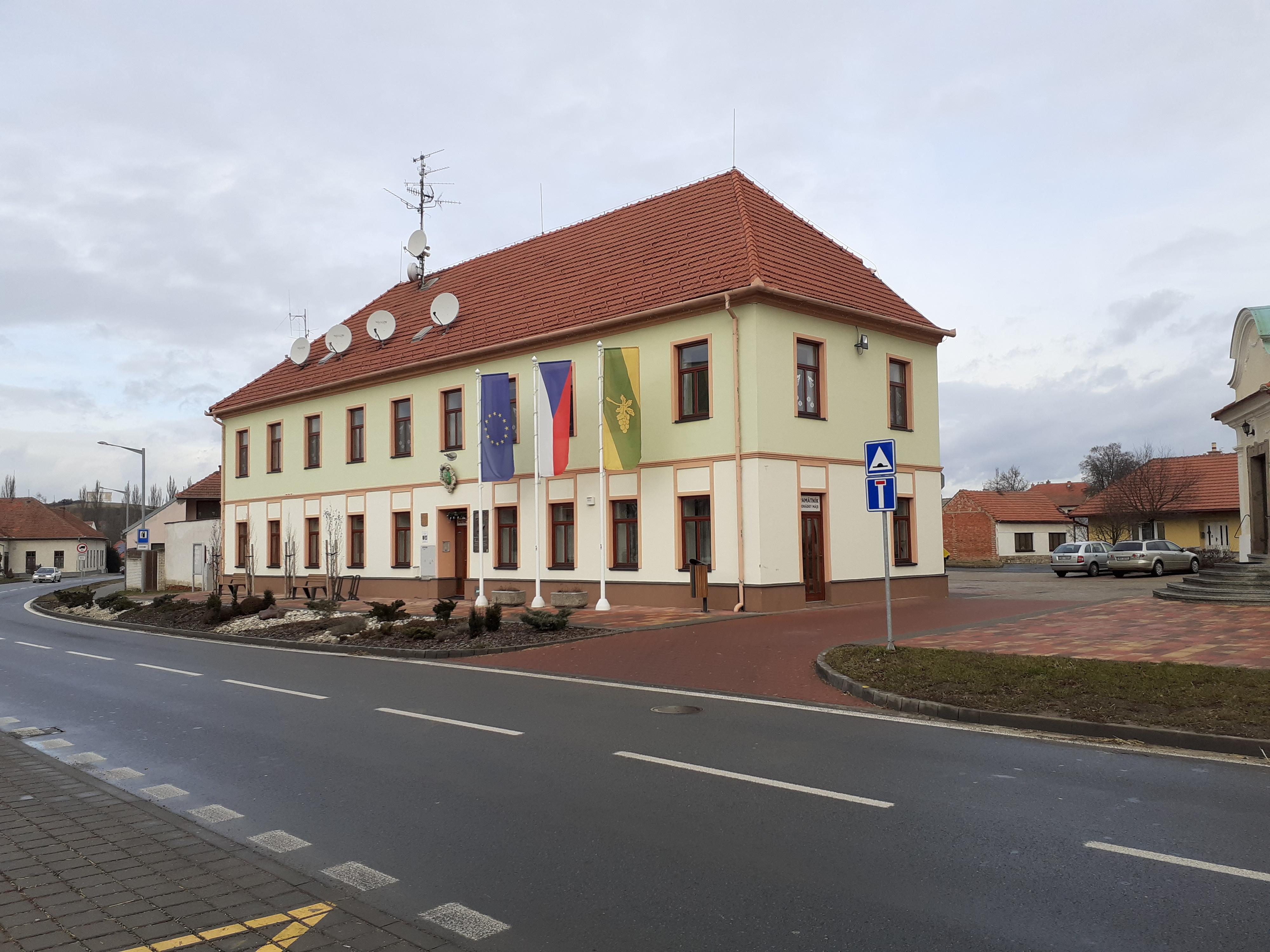 Ostrovačice - úřad městyse foto 2