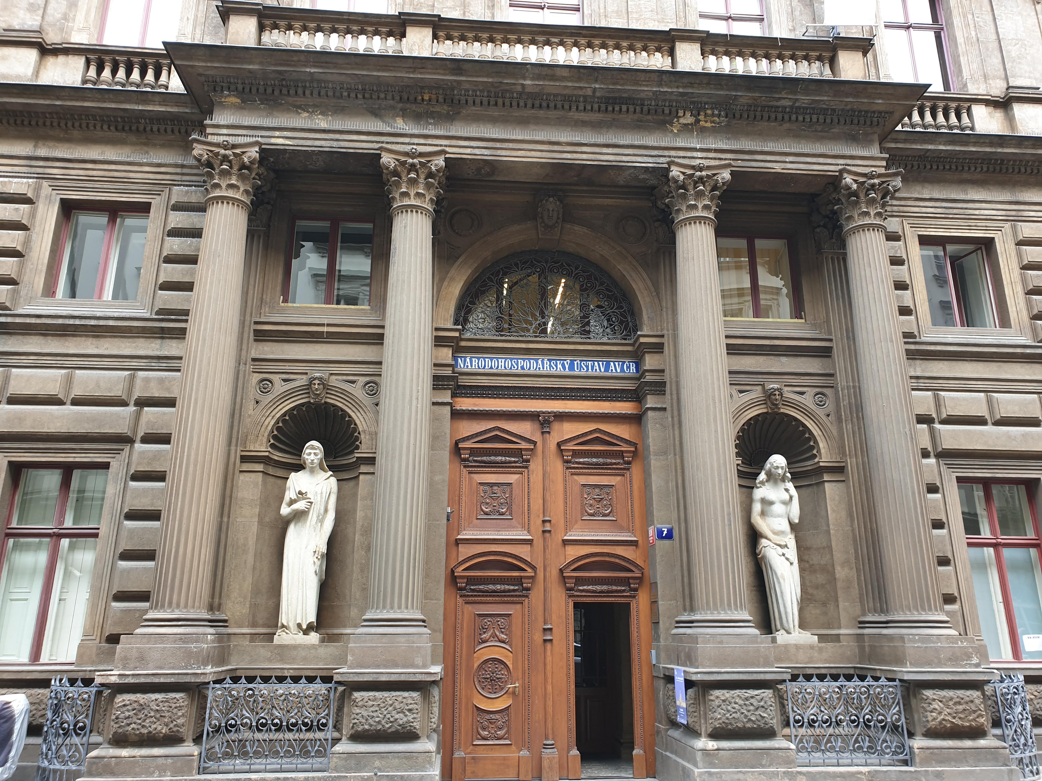 Knihovna CERGE - EI foto 2