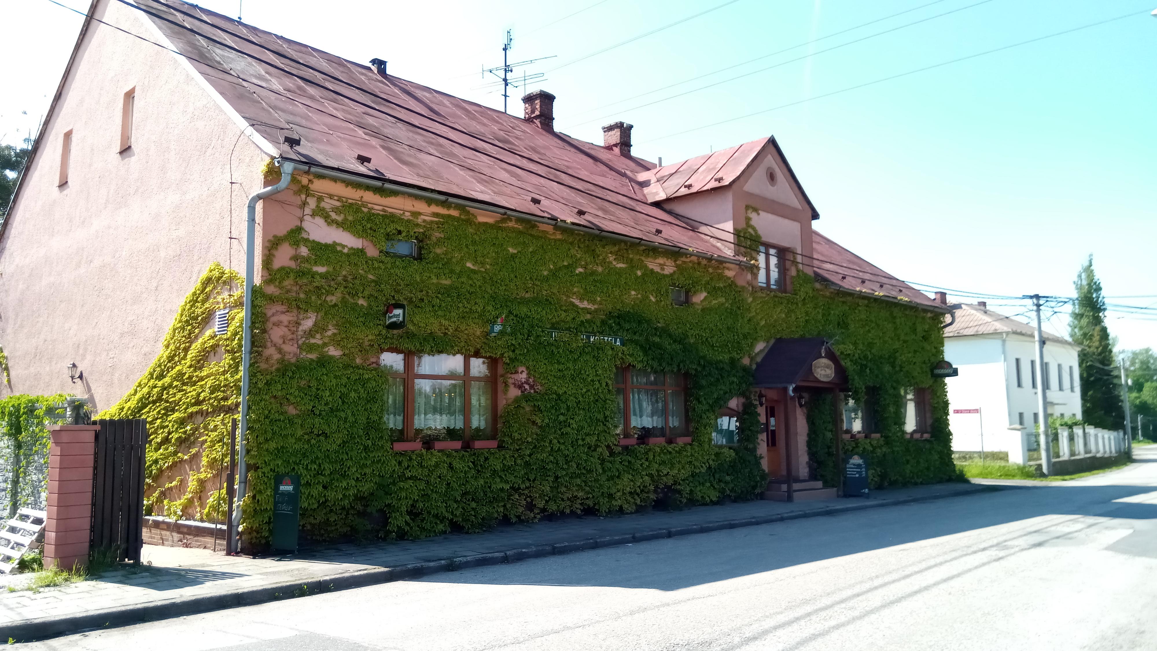 Myslivna u kostela