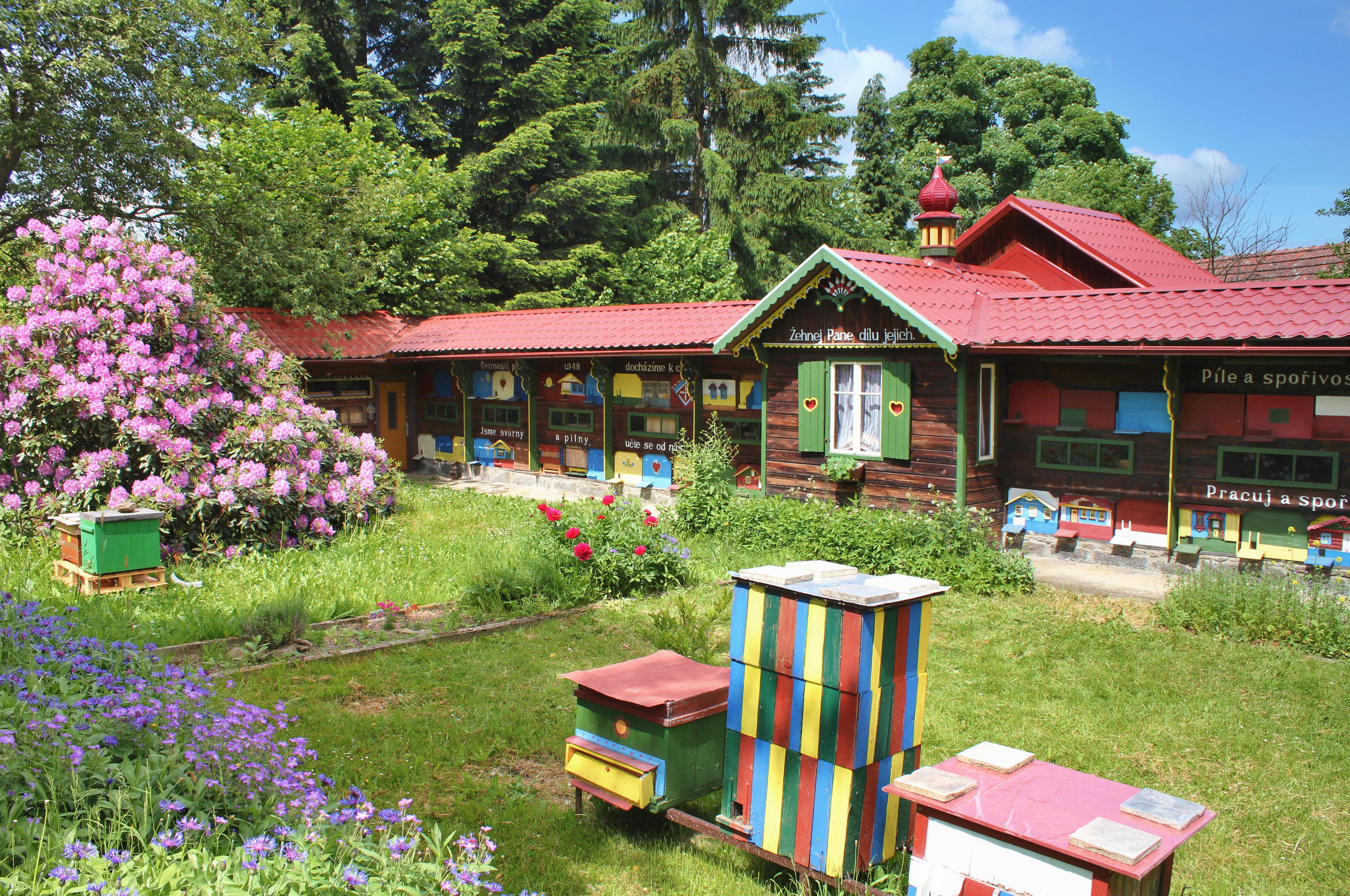 Machův malovaný a vyřezávaný včelín v Krušlově foto 2