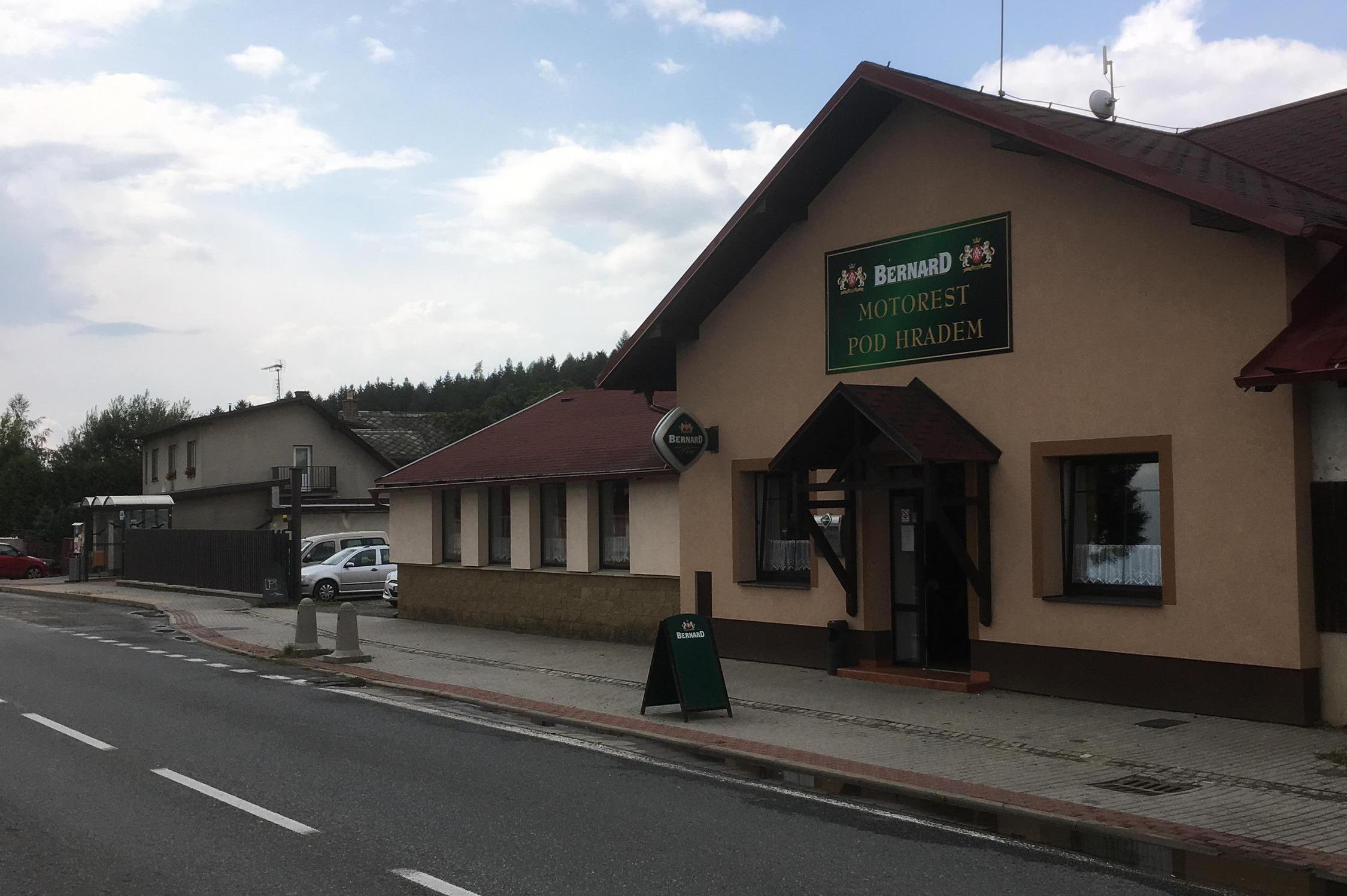 Motorest Pod hradem