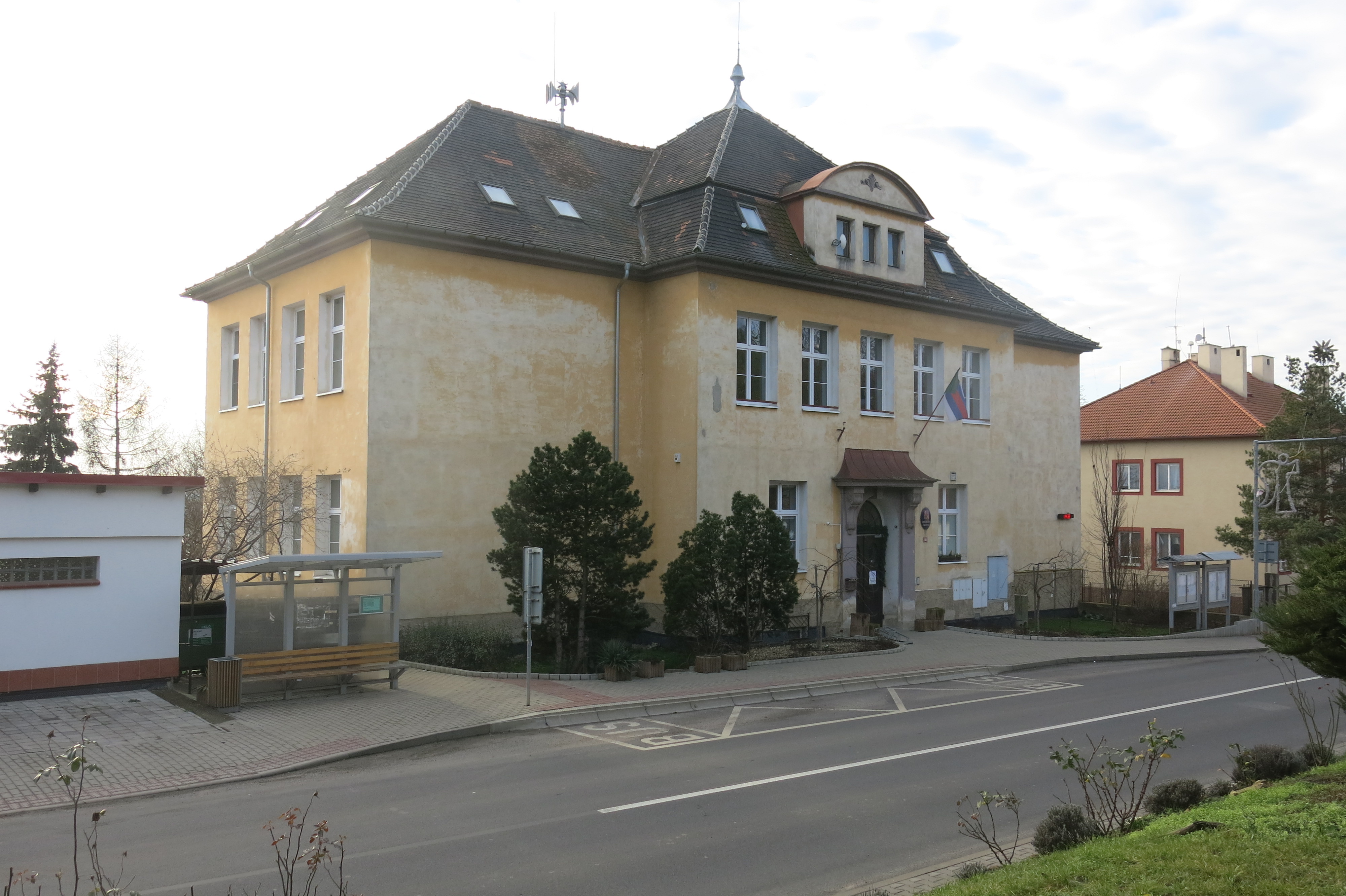 Žalhostice - obecní úřad foto 2