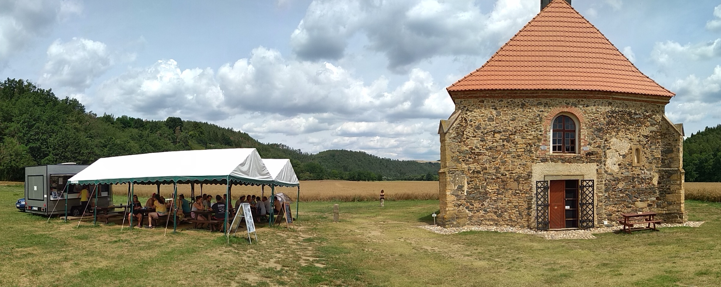 Obžerstvení u kostela foto 5