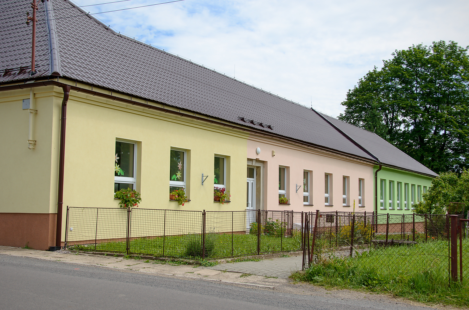 Základní škola a mateřská škola Luková foto 2