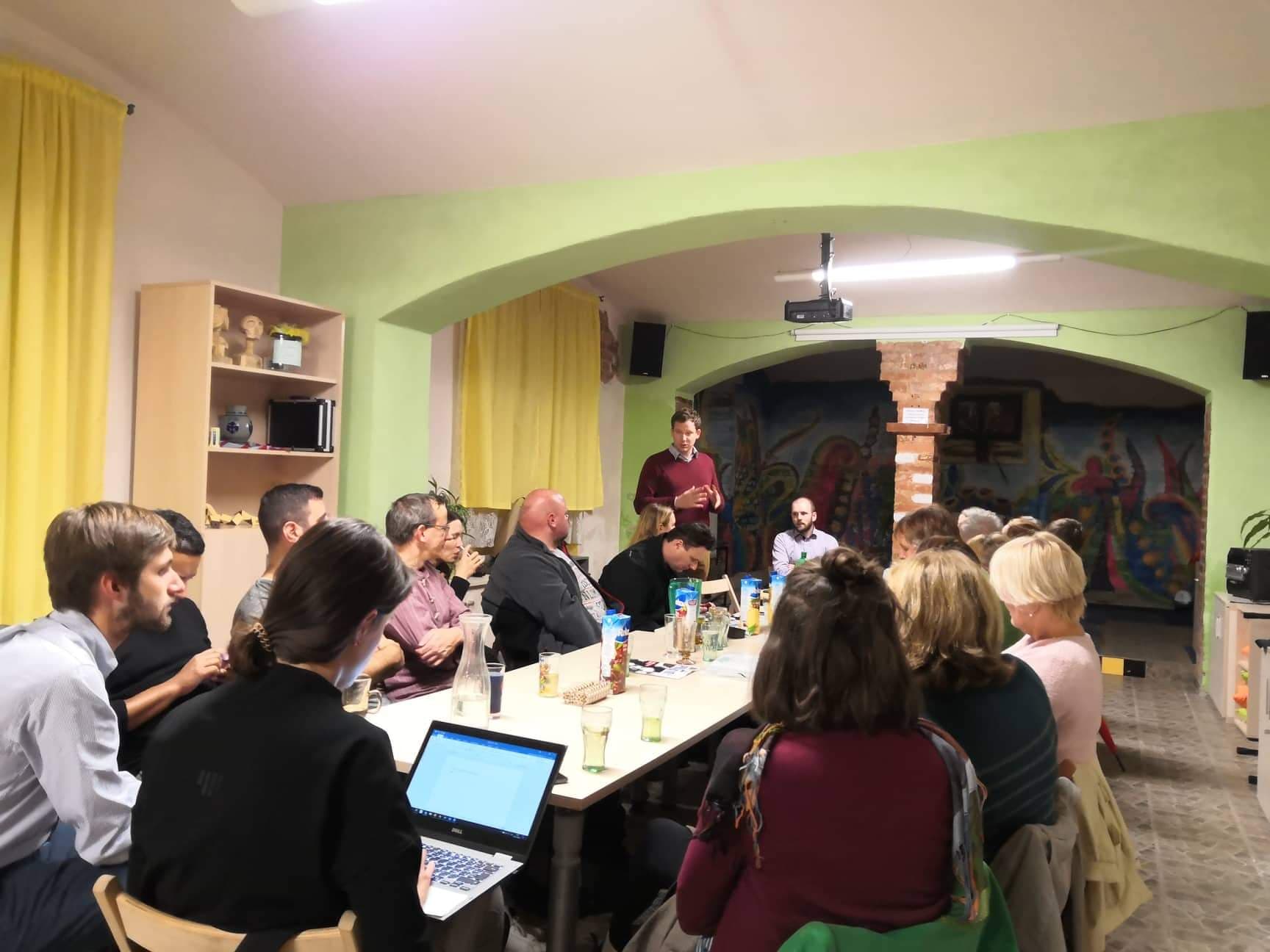 Neobyčejná klubovna foto 2
