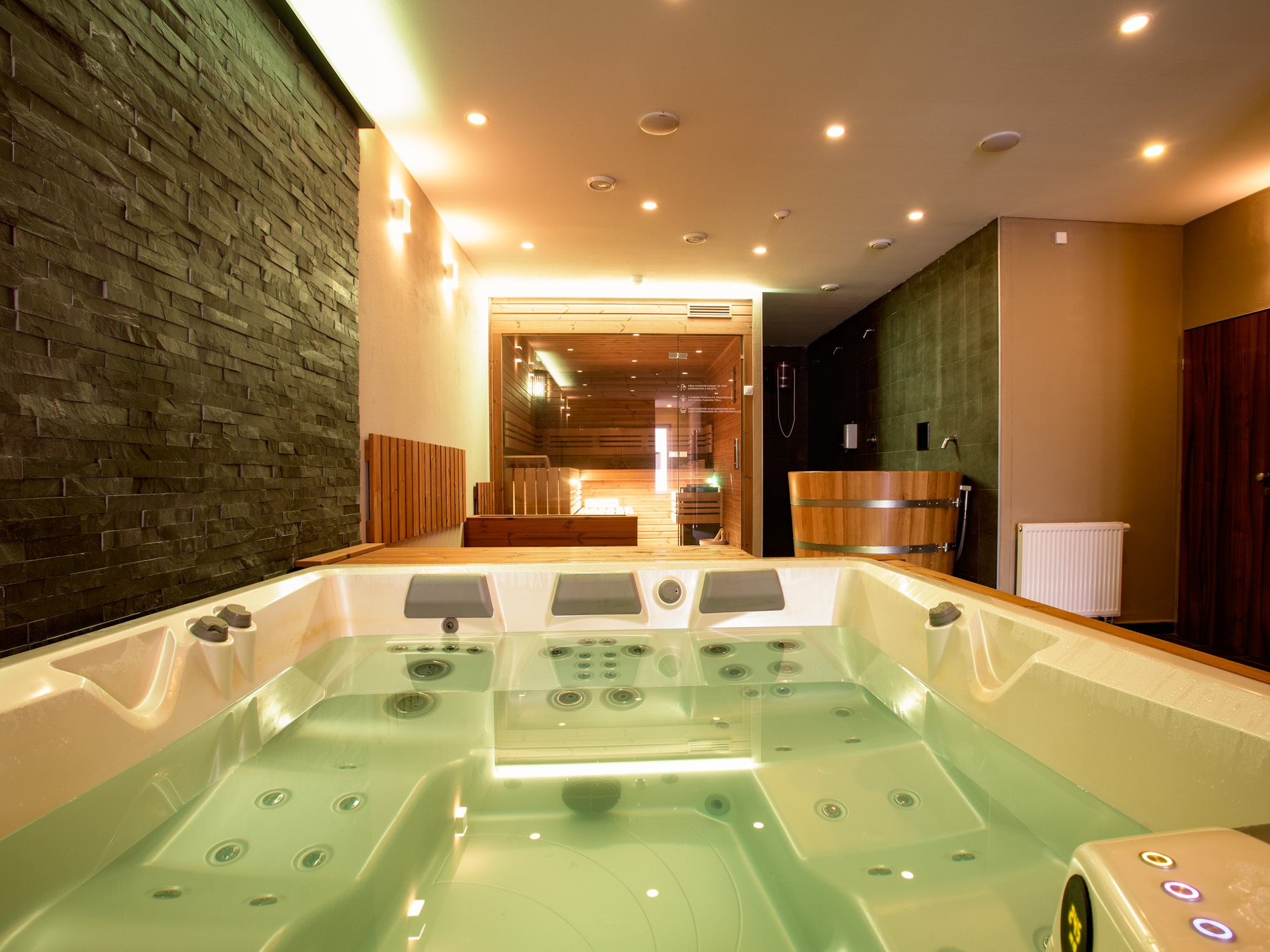 Wellnes centrum u fotbalového hřiště foto 4