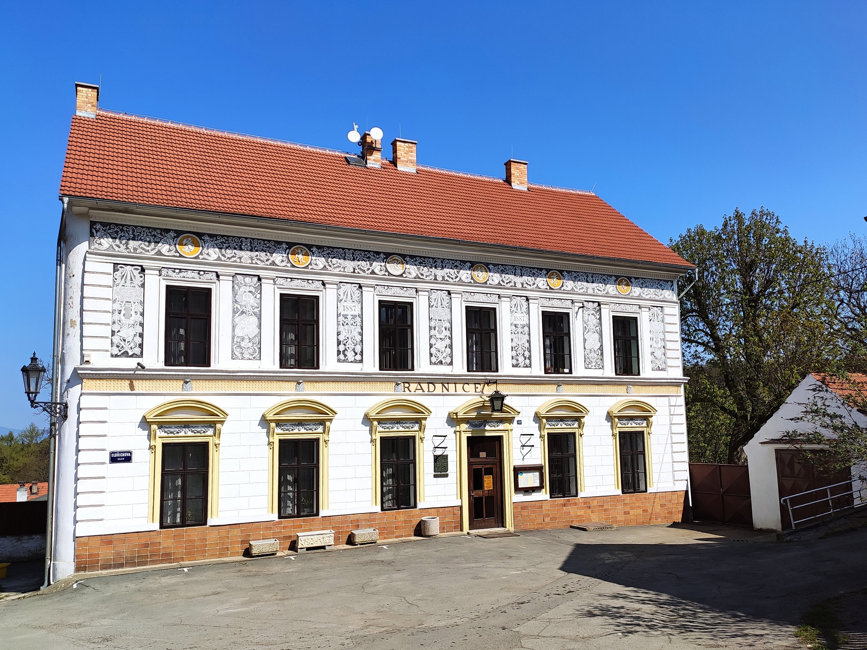 Peruc - úřad městyse foto 2