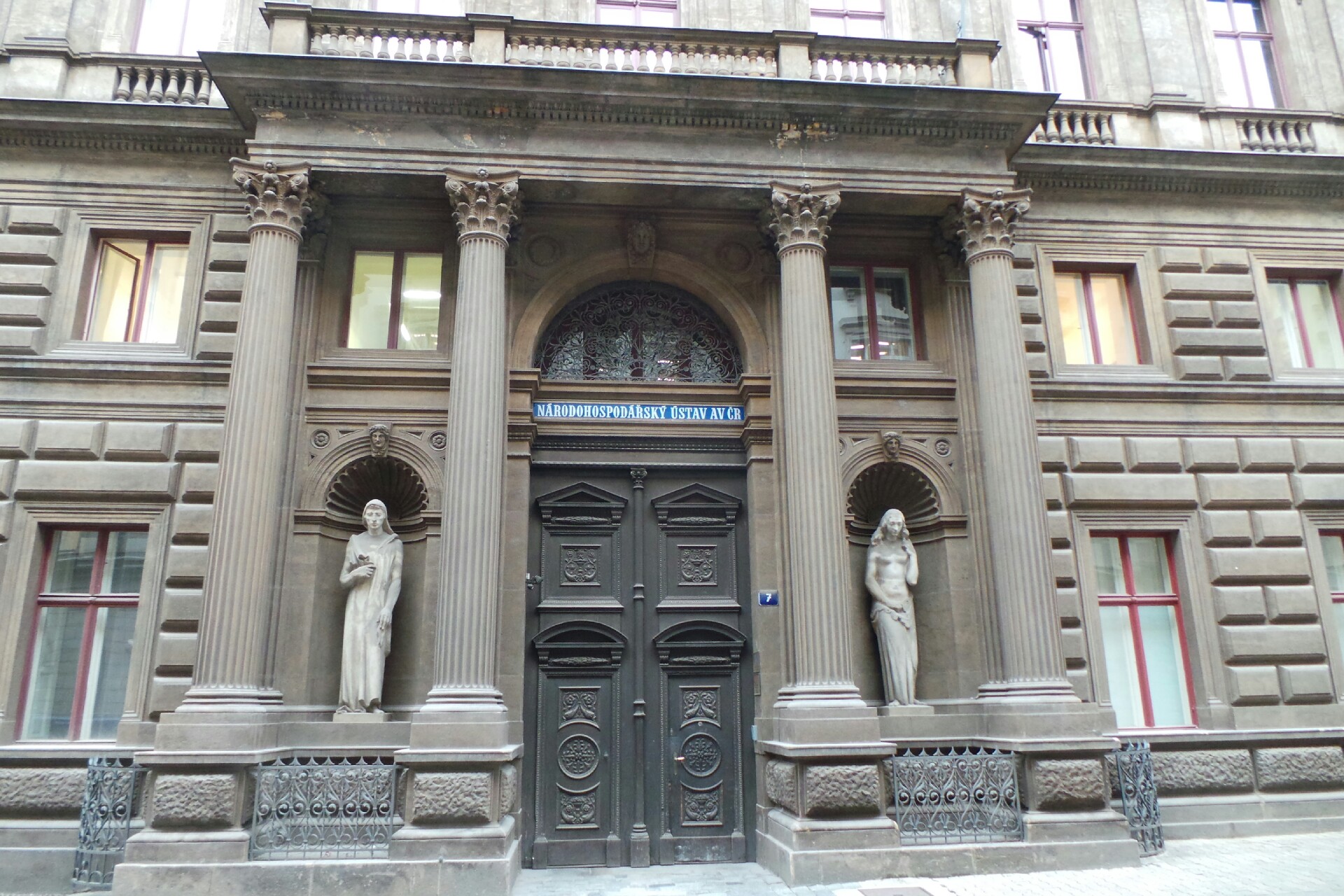 Národohospodářský ústav AV ČR, v.v.i. foto 1