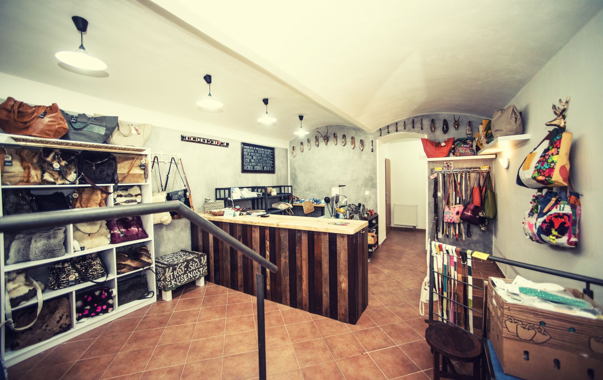 Opravna obuvi a tašek Cihlová foto 4