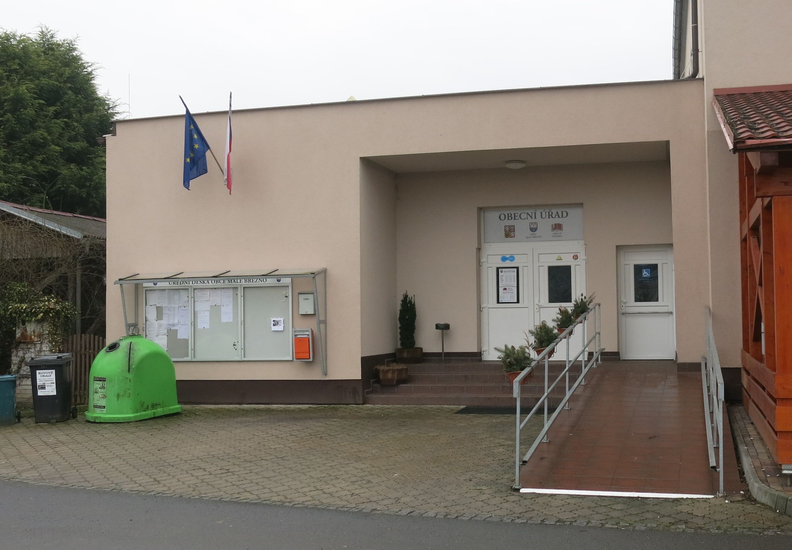 Malé Březno - obecní úřad foto 2