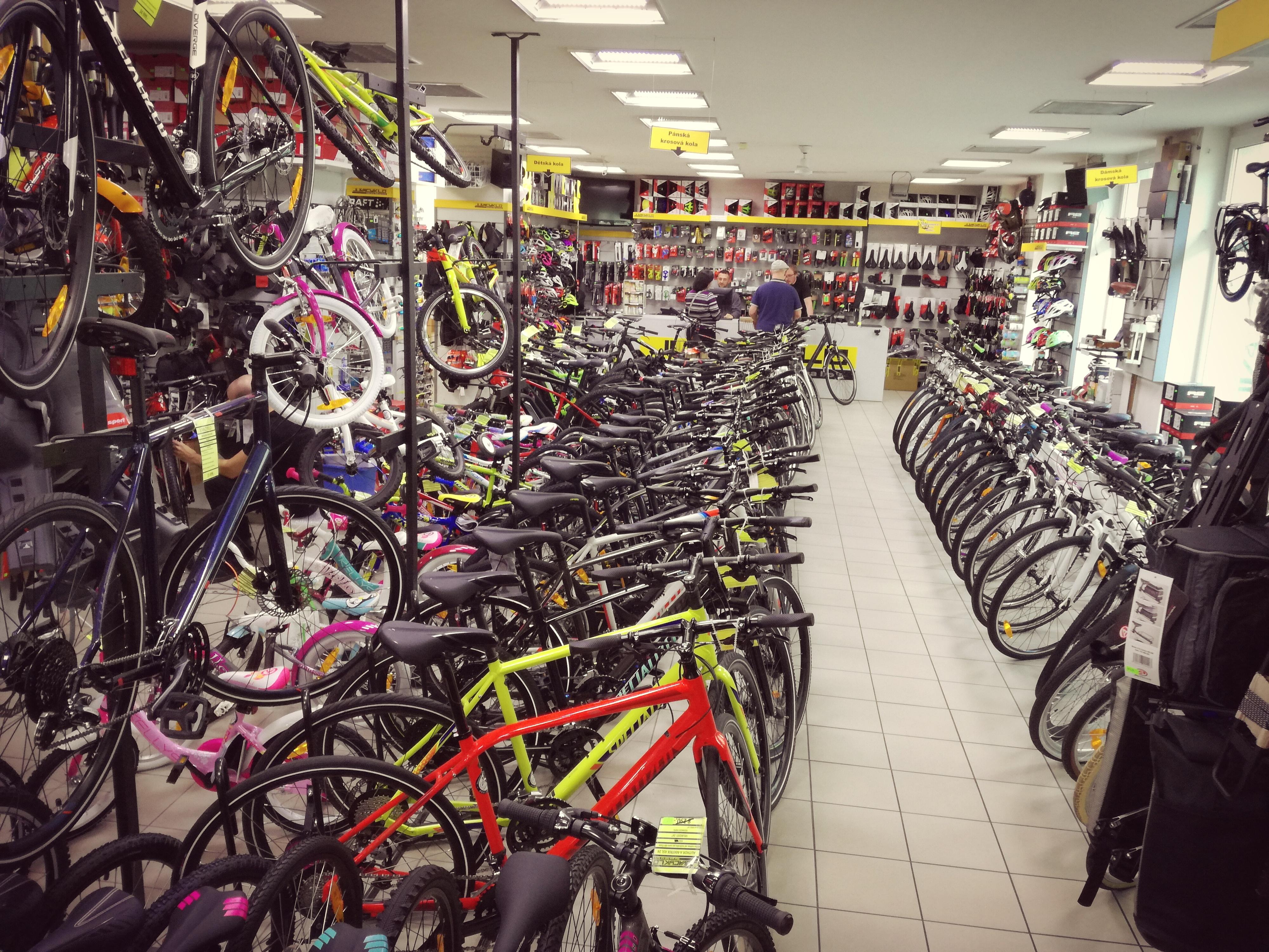 JUVACYKLO – interiér prodejny, vystavená kola