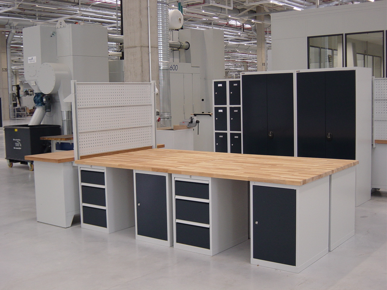 TechnoBank, s.r.o. - dílenský nábytek foto 5