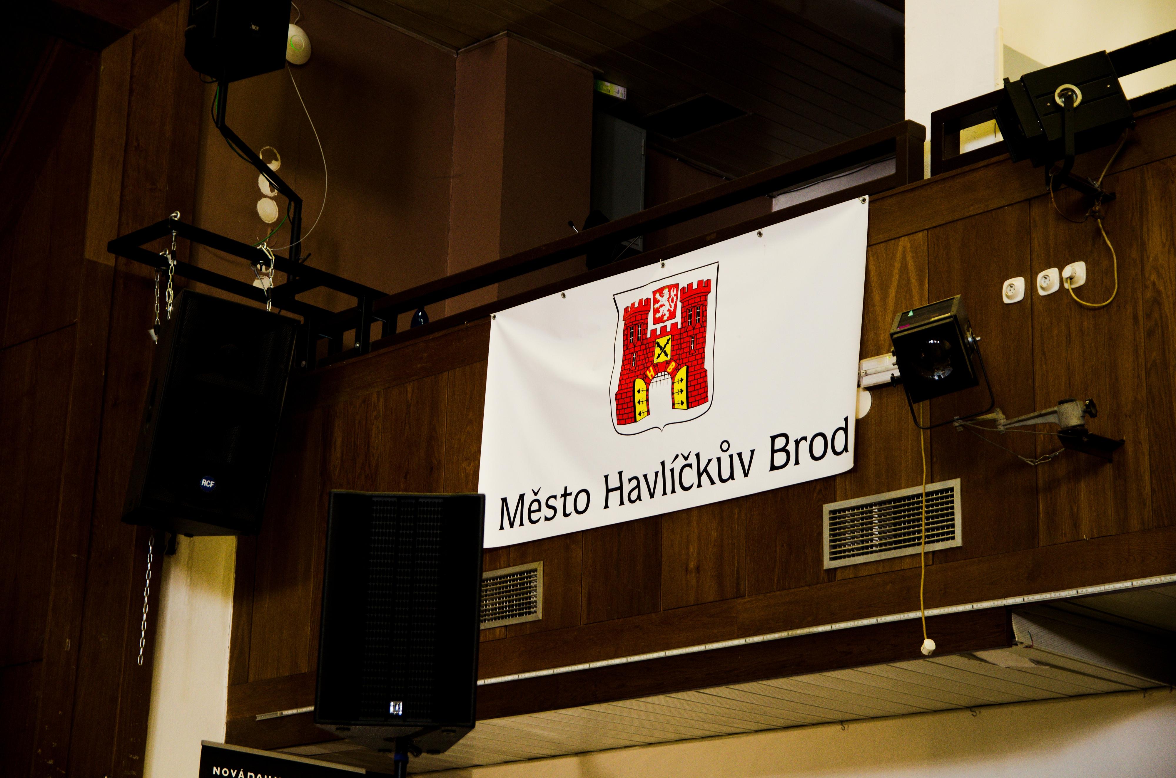 Městské divadlo a kino Ostrov foto 2