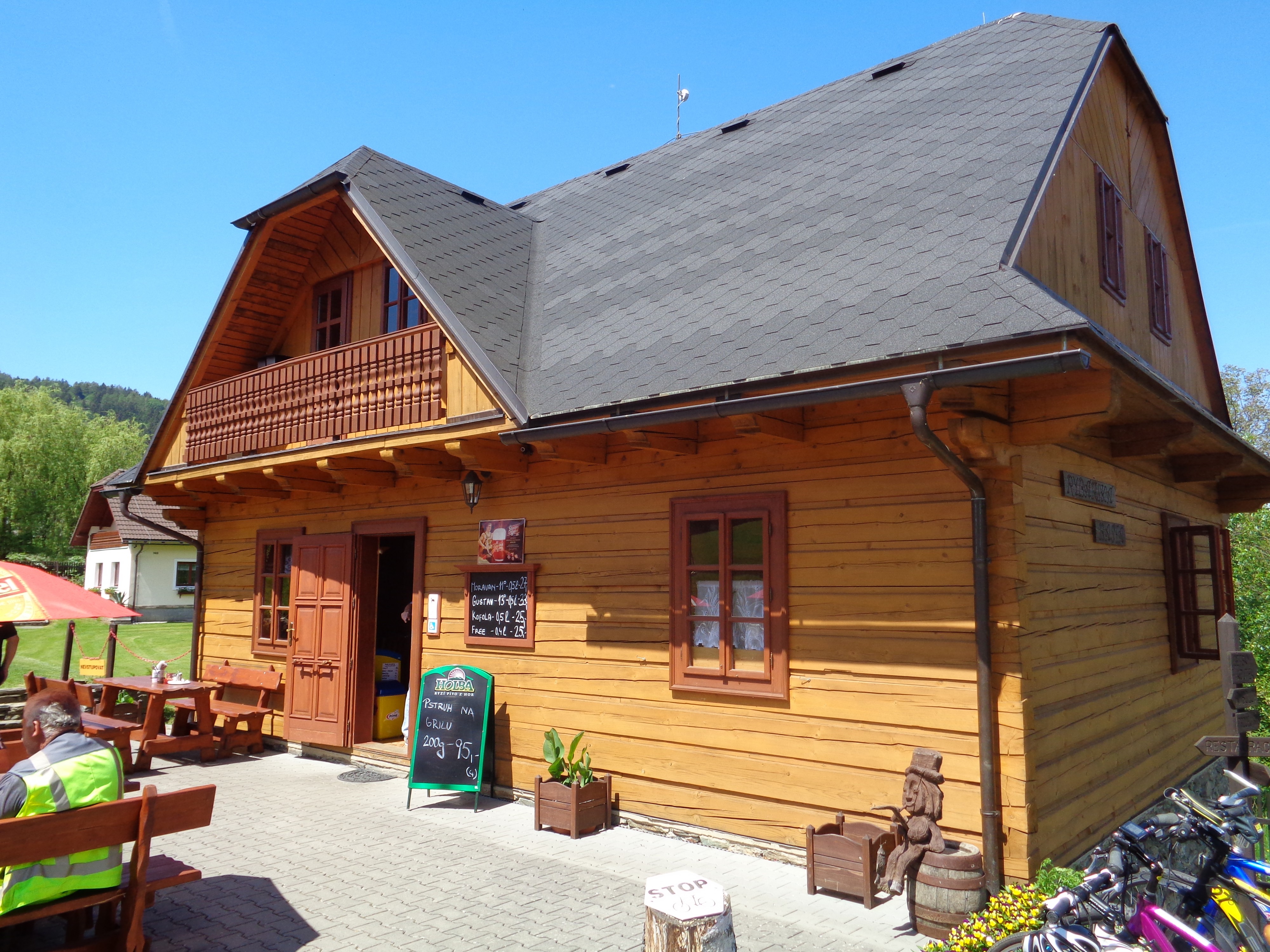 Roubenka u rybníka s rybolovem