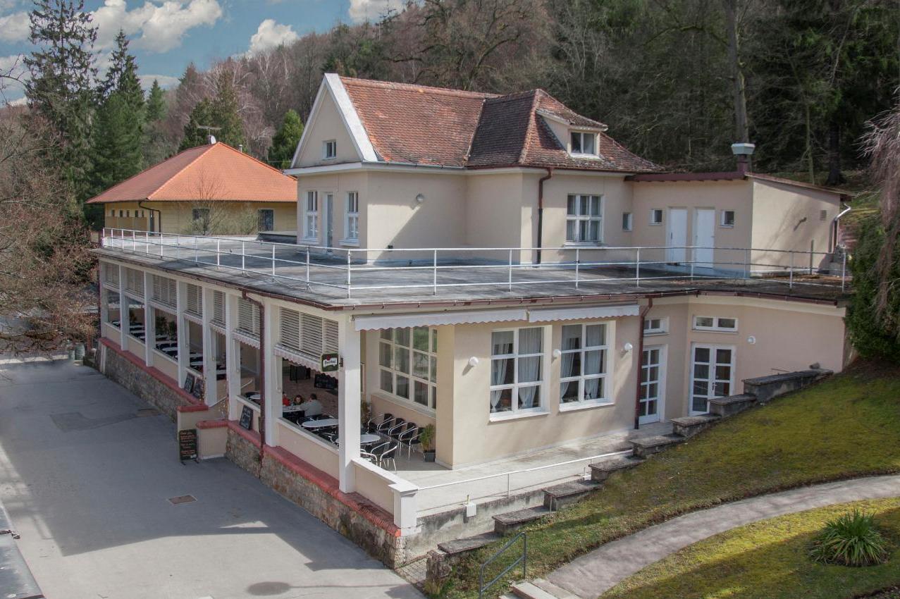 Divadelní restaurace a kavárna foto 1