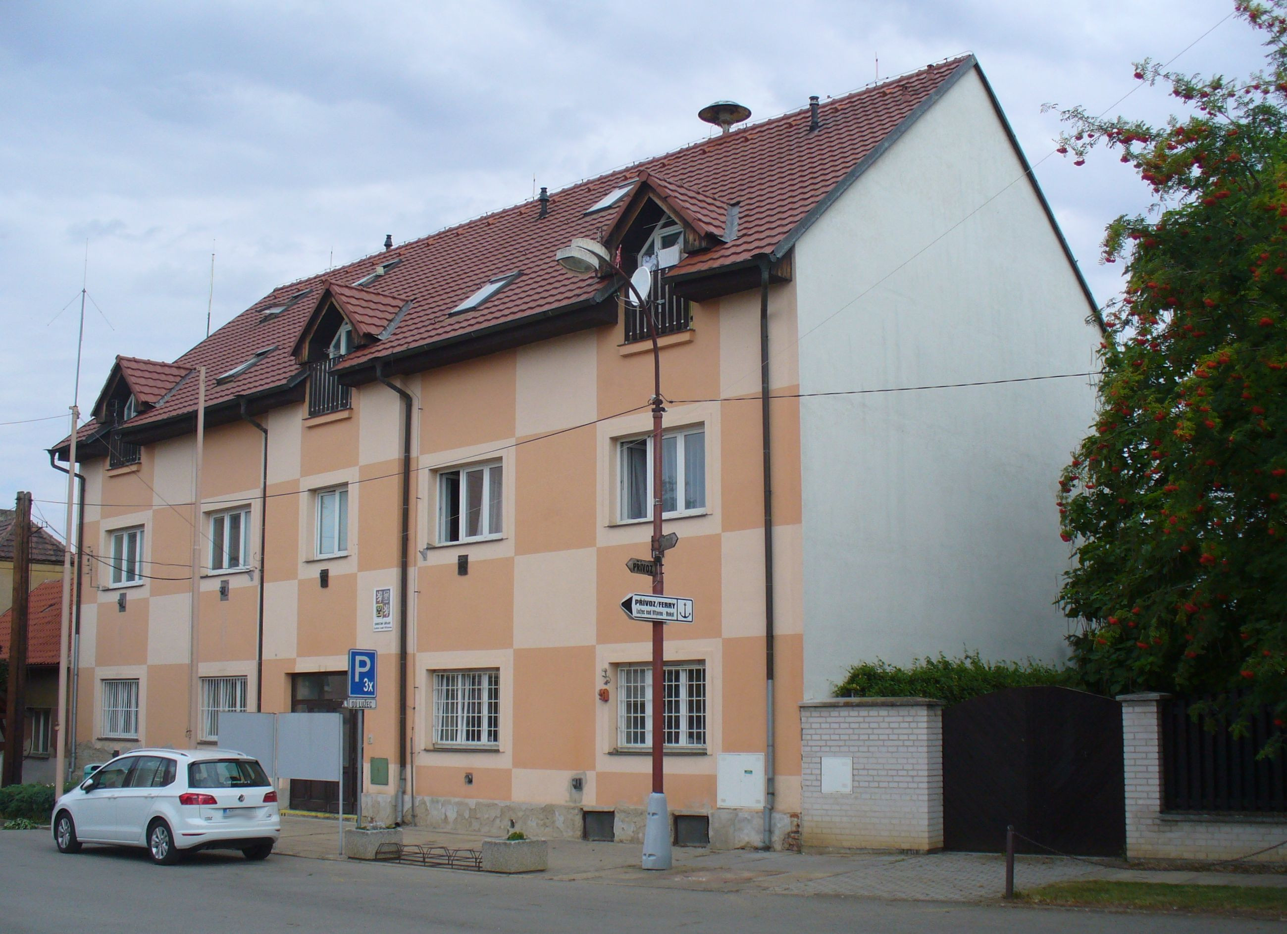 Lužec nad Vltavou - obecní úřad foto 2