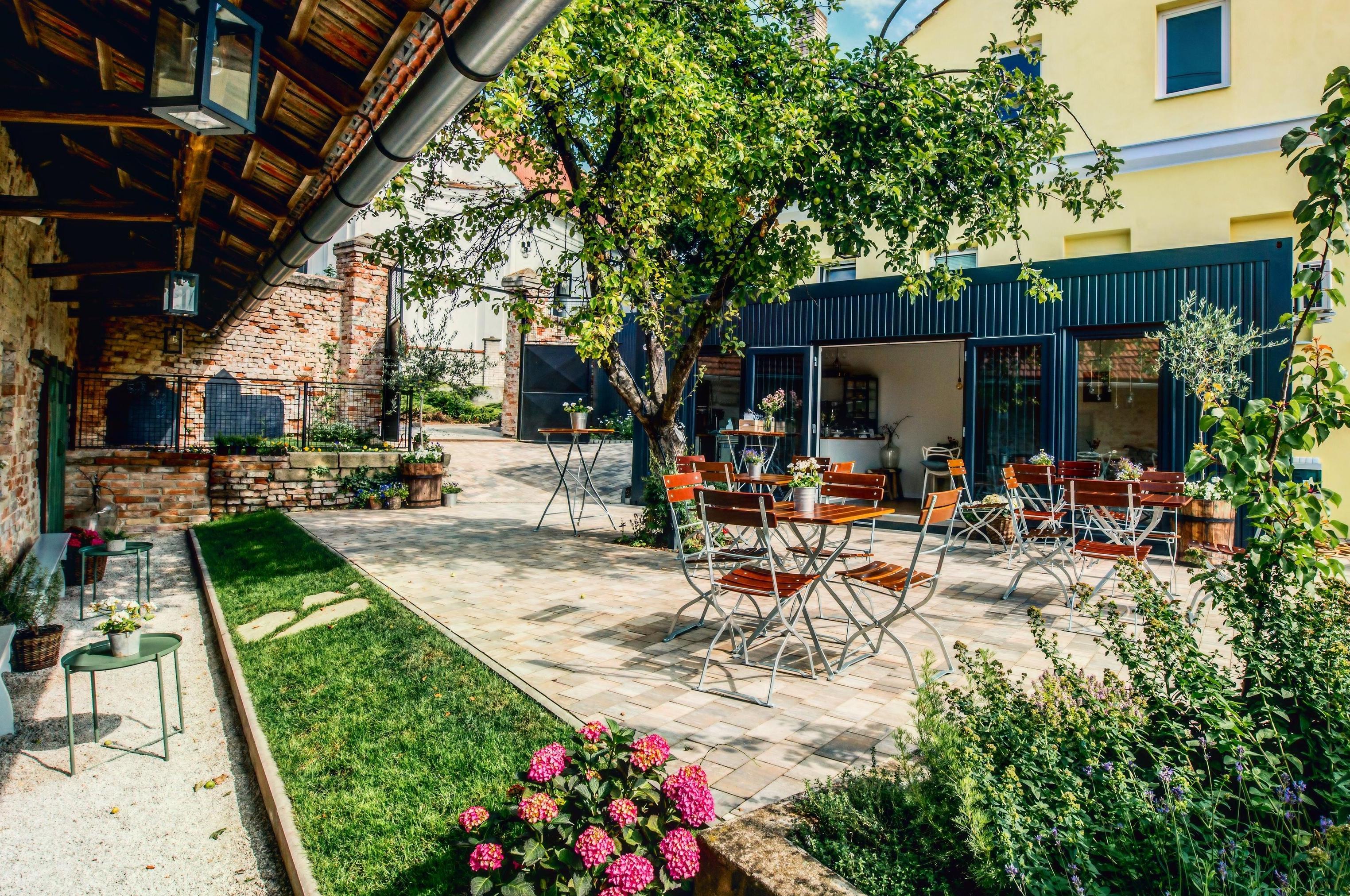 Dvorek Bořetice / café wine bistro