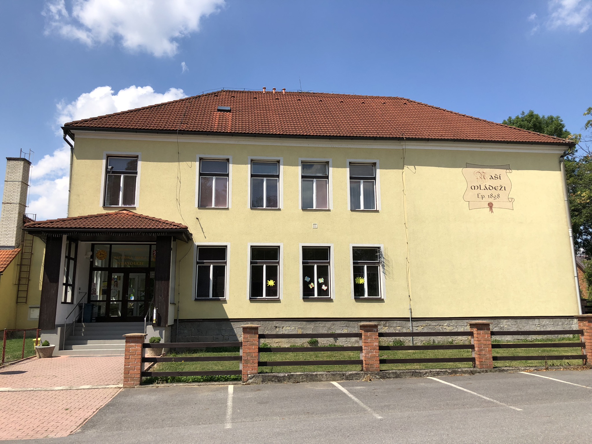 Základní škola a mateřská škola Svratouch foto 2