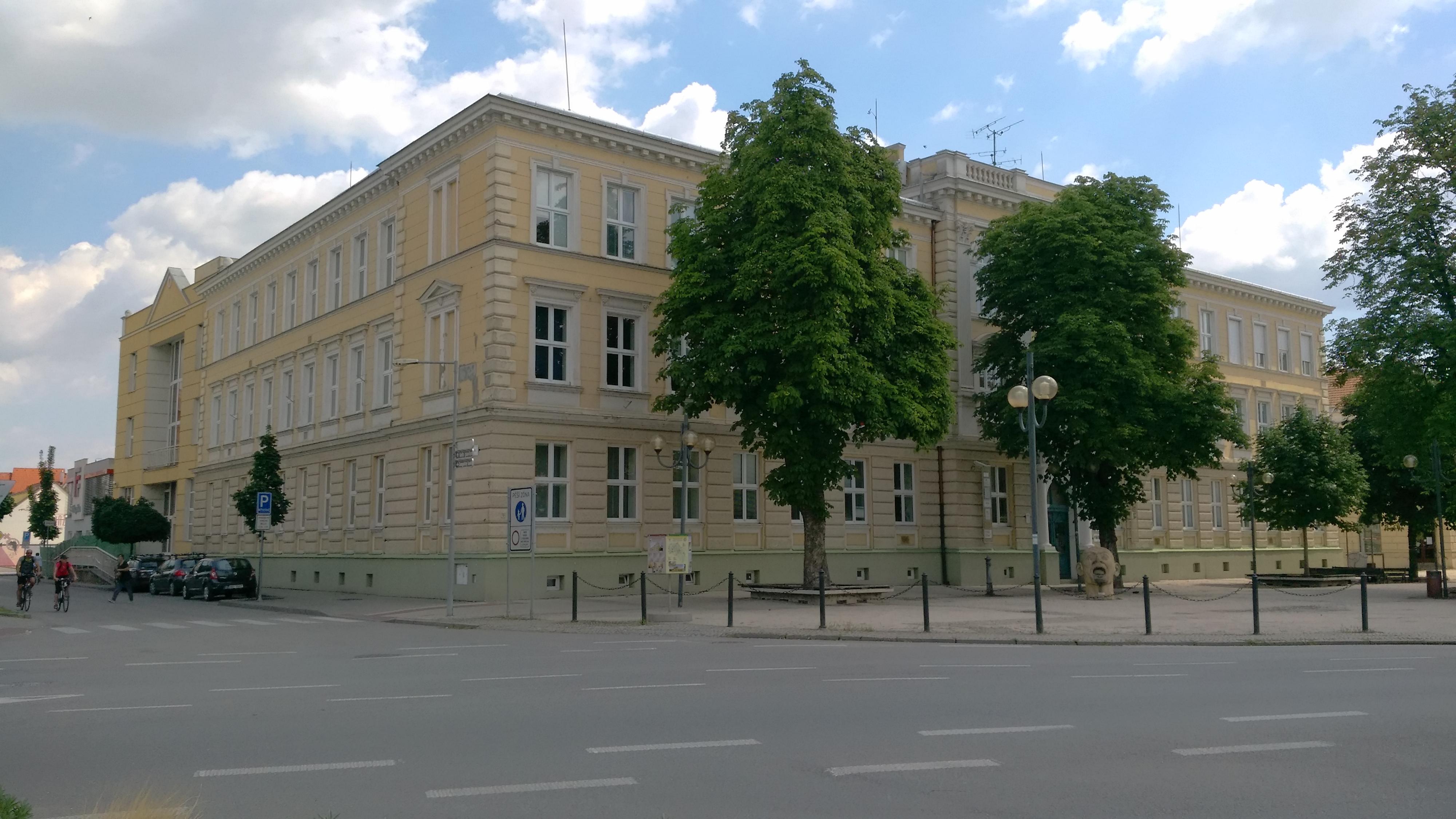 Gymnázium a Jazyková škola s právem státní jazykové zkoušky Břeclav foto 2