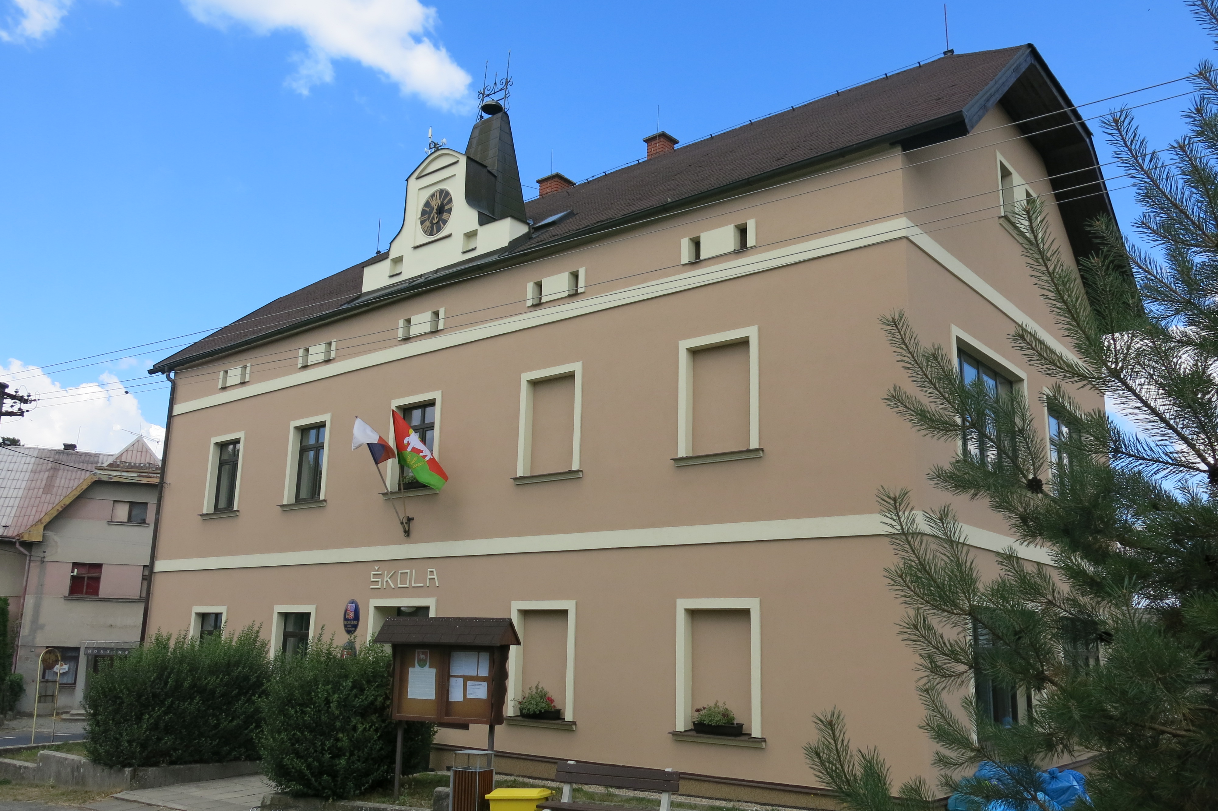 Újezd pod Troskami - obecní úřad foto 2