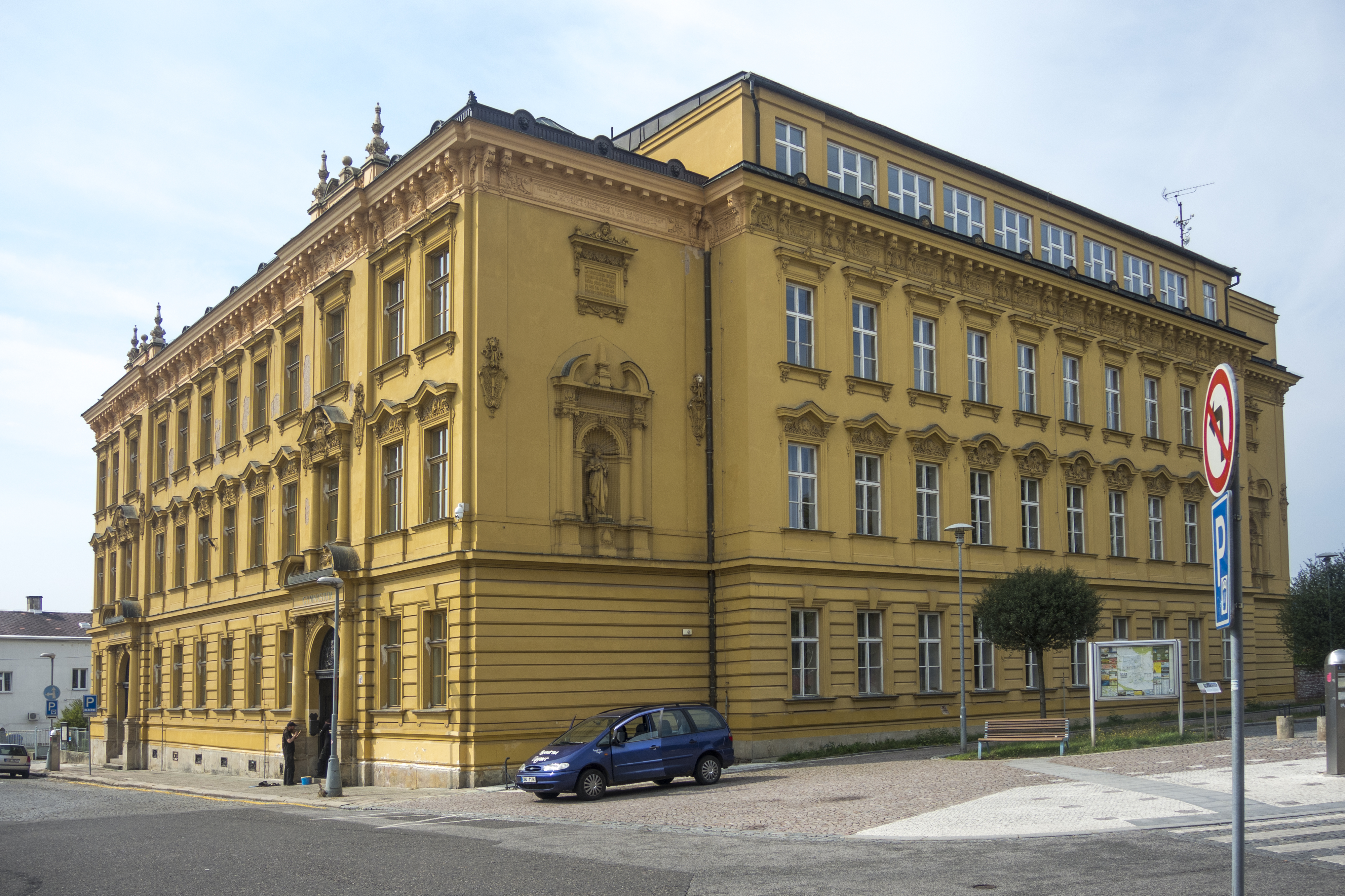 Gymnázium Dvůr Králové nad Labem