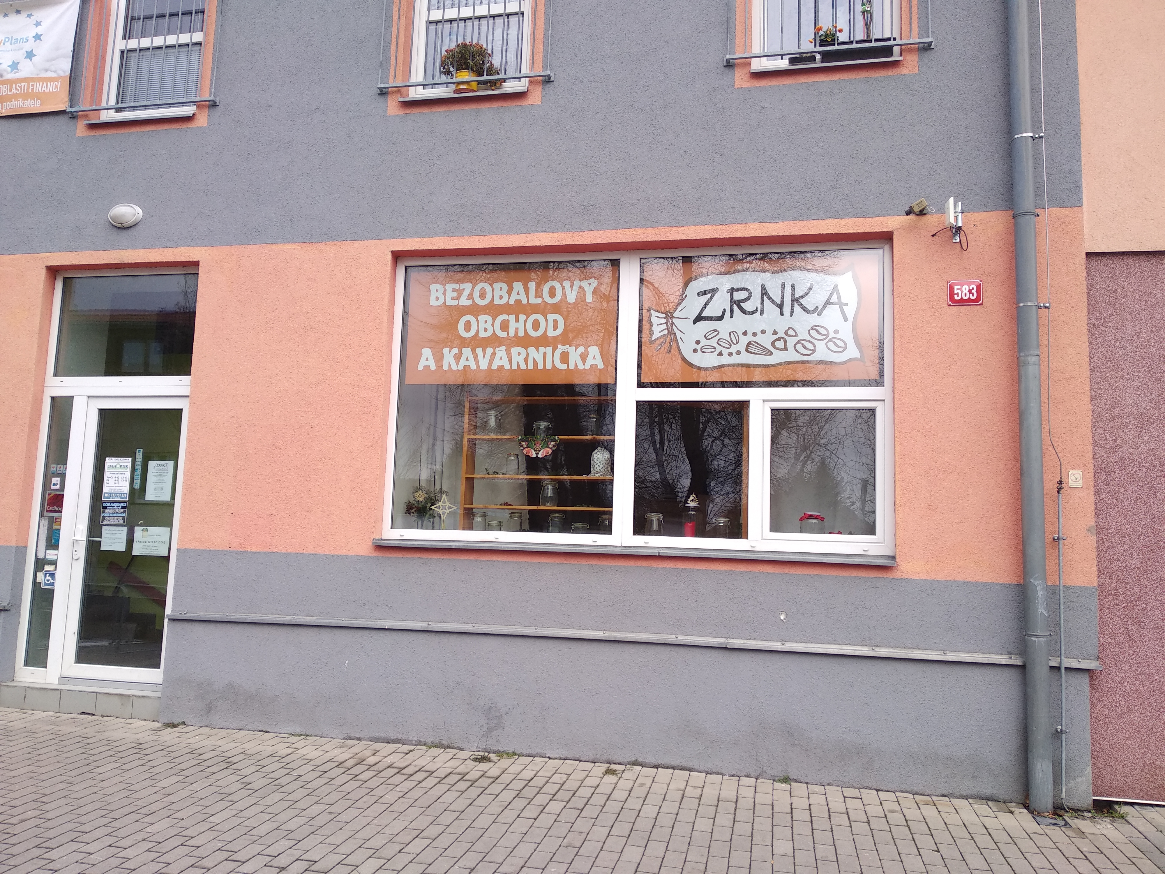 ZRNKA - bezobalový obchod s posezením