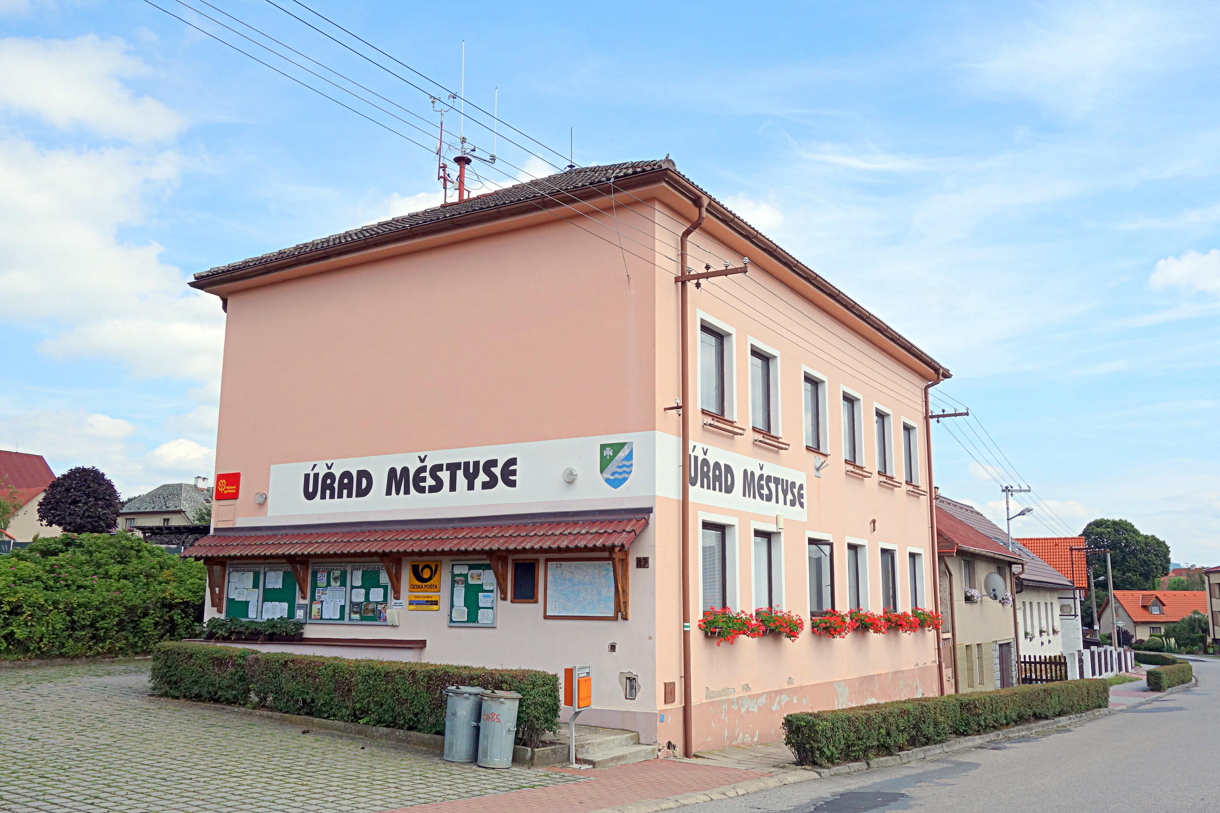 Libice nad Doubravou - úřad městyse foto 2