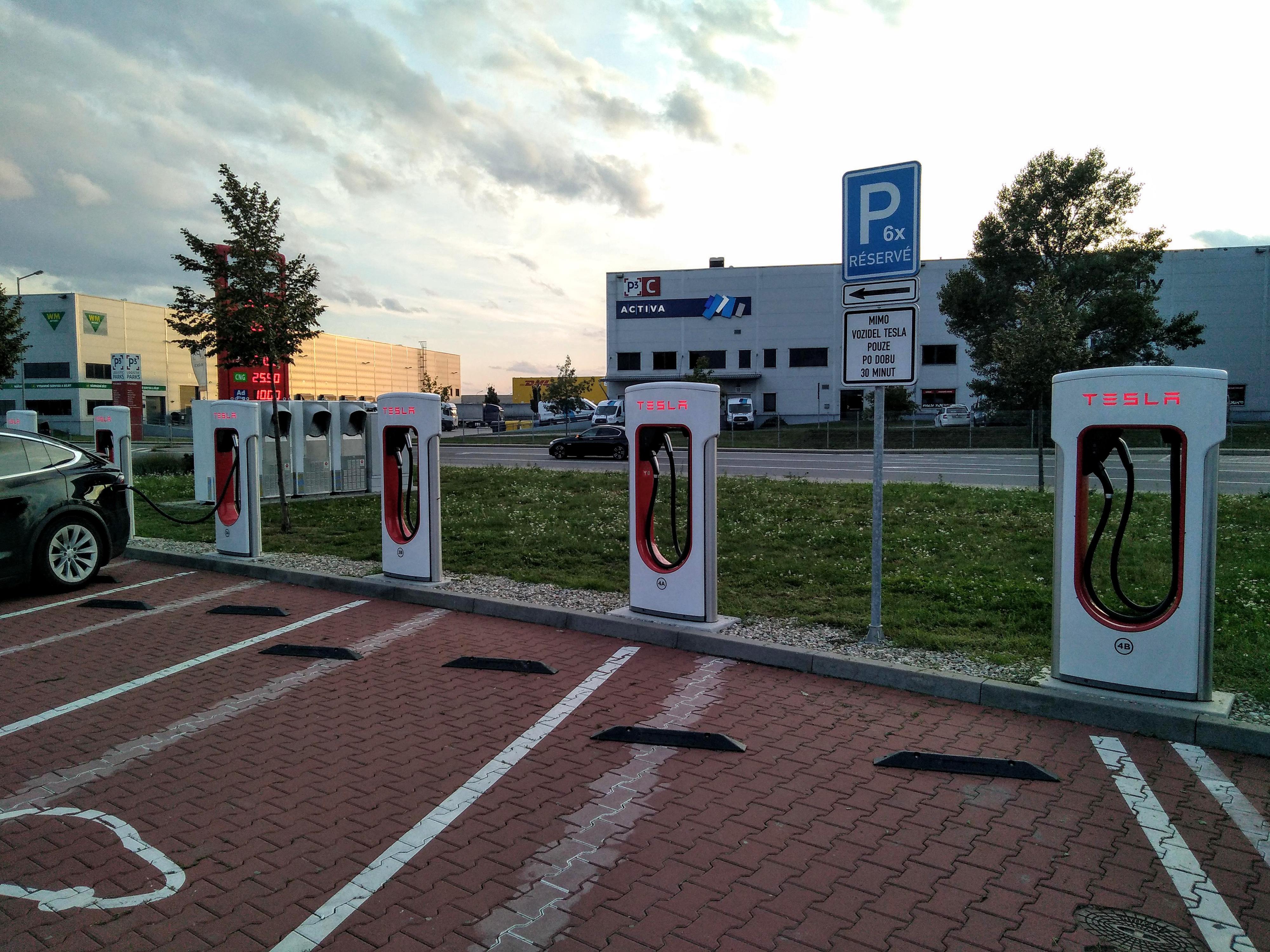 Nabíjecí stanice Tesla supercharger foto 2