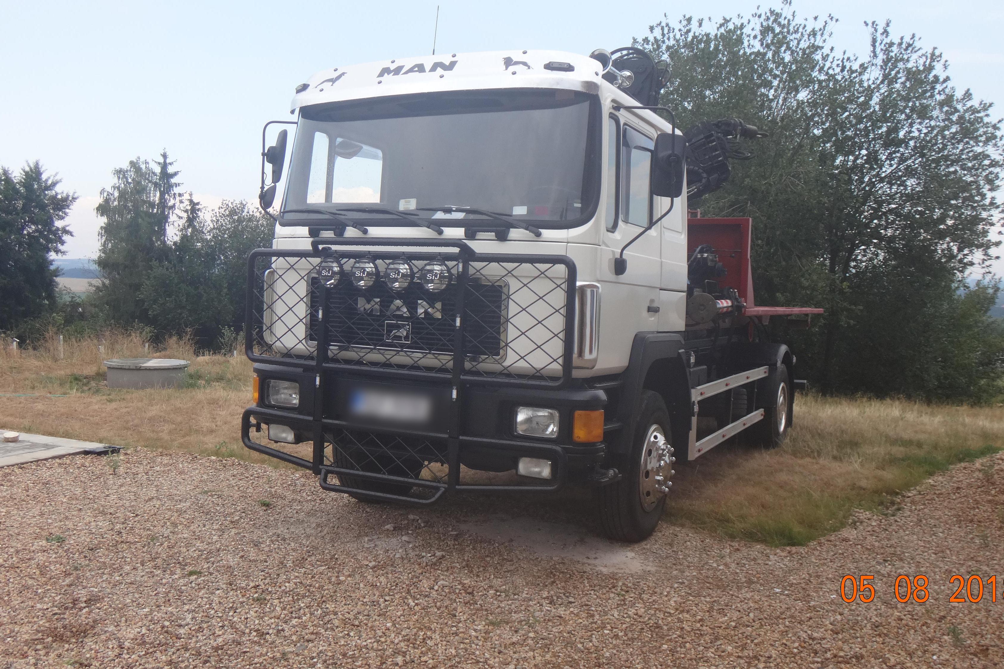 Petr Beneš - nákladni doprava, pronájem kontejnerů a zemní práce