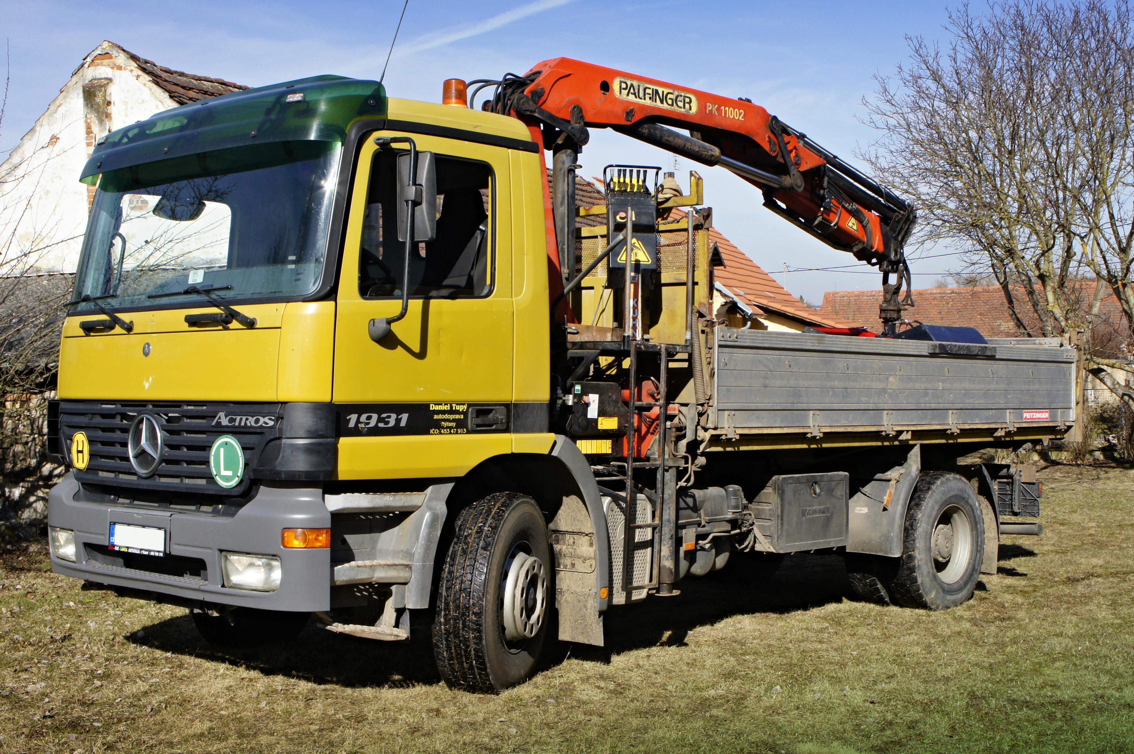 Nákladní silniční doprava u společenského a kulturního centra foto 1