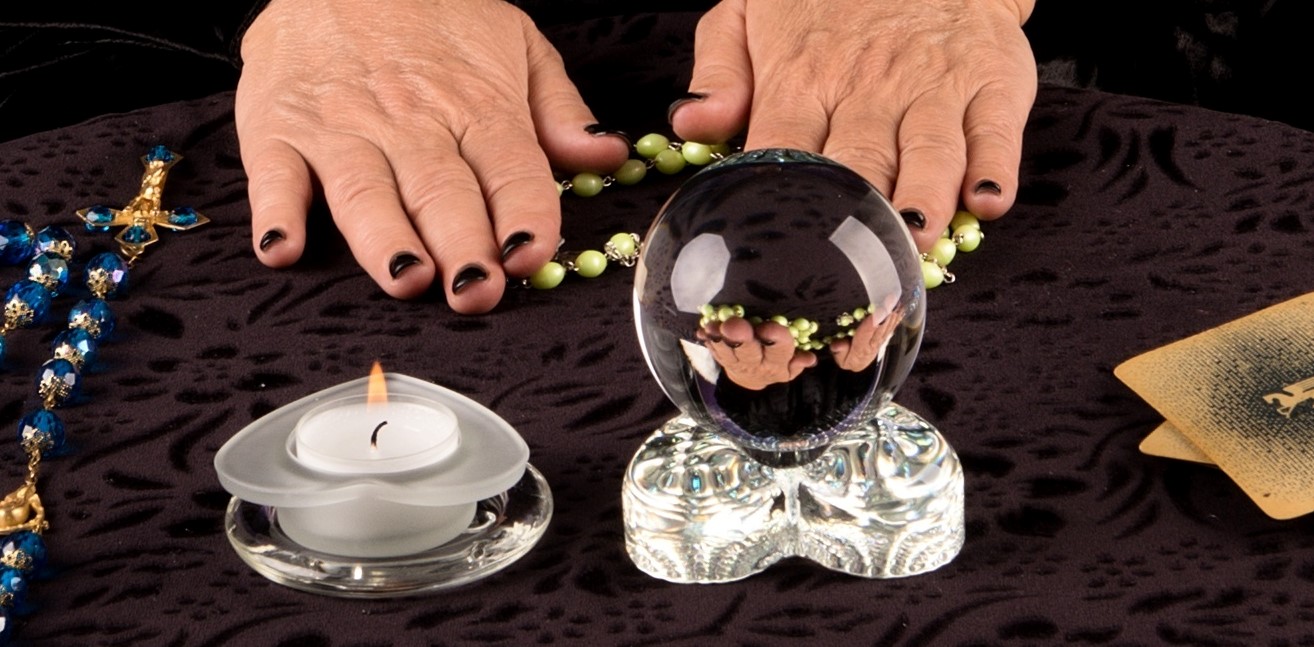 kartářka, mág Aga