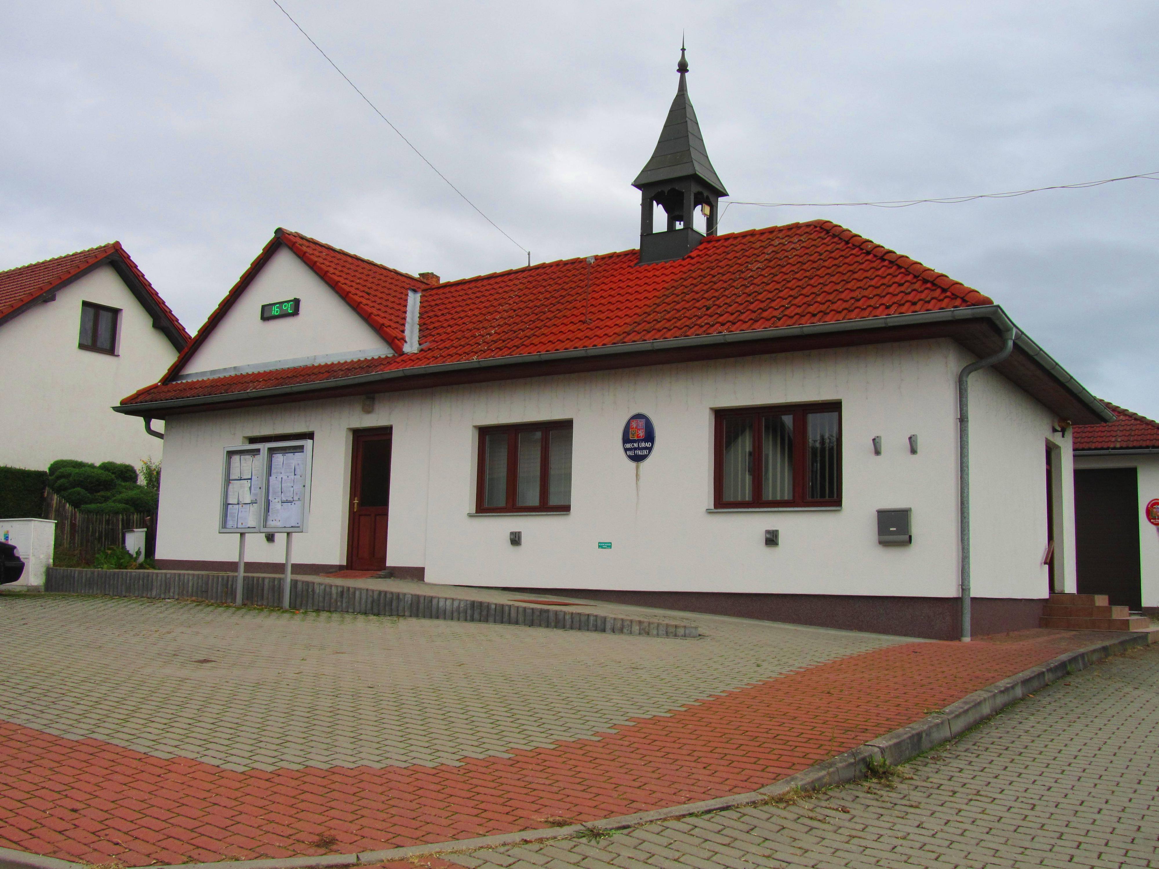 Malé Výkleky - obecní úřad foto 2