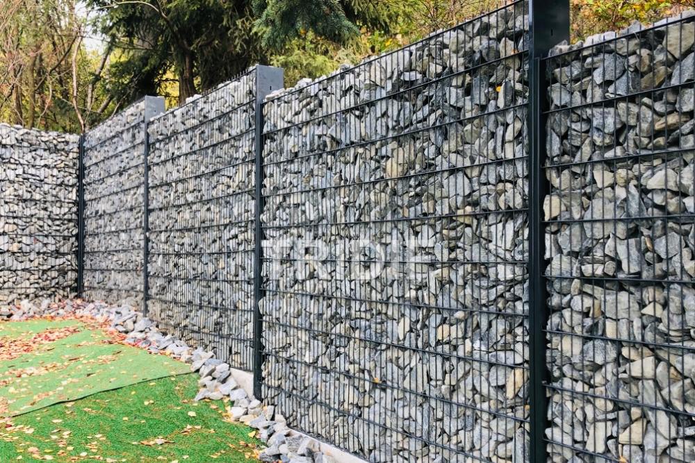 Sypaný gabionový plot