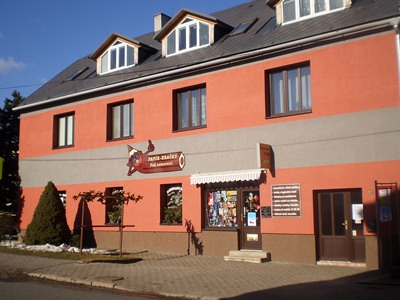 Papír-Hračky pod nemocnicí Iva Dostálová