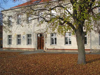 Střední uměleckoprůmyslová škola a ZUŠ Zámeček