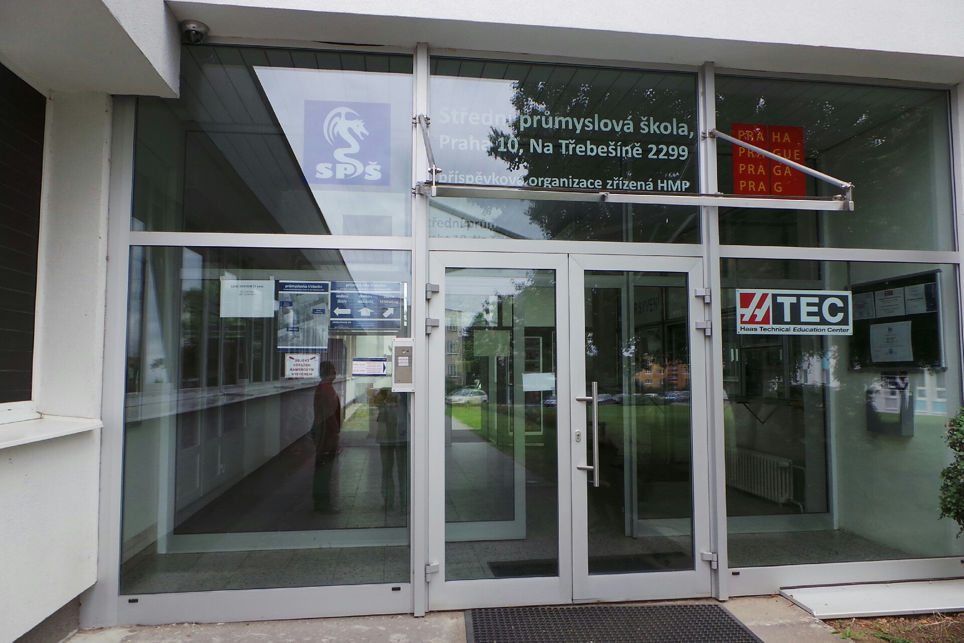 DOMOV MLÁDEŽE při SPŠ a Gymnázium Na Třebešíně