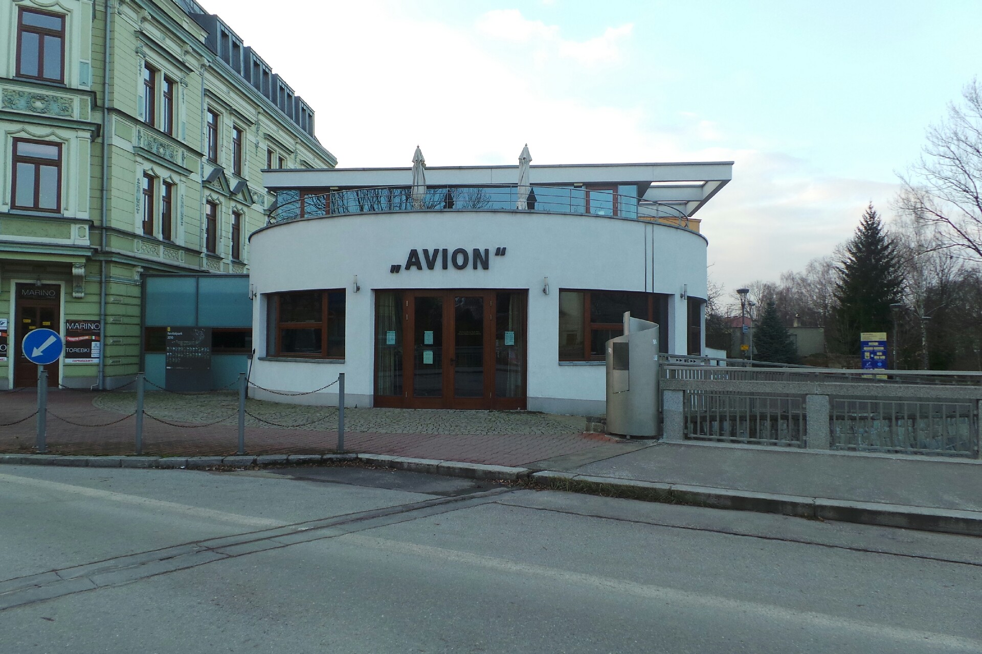 Čítárna a kavárna Avion