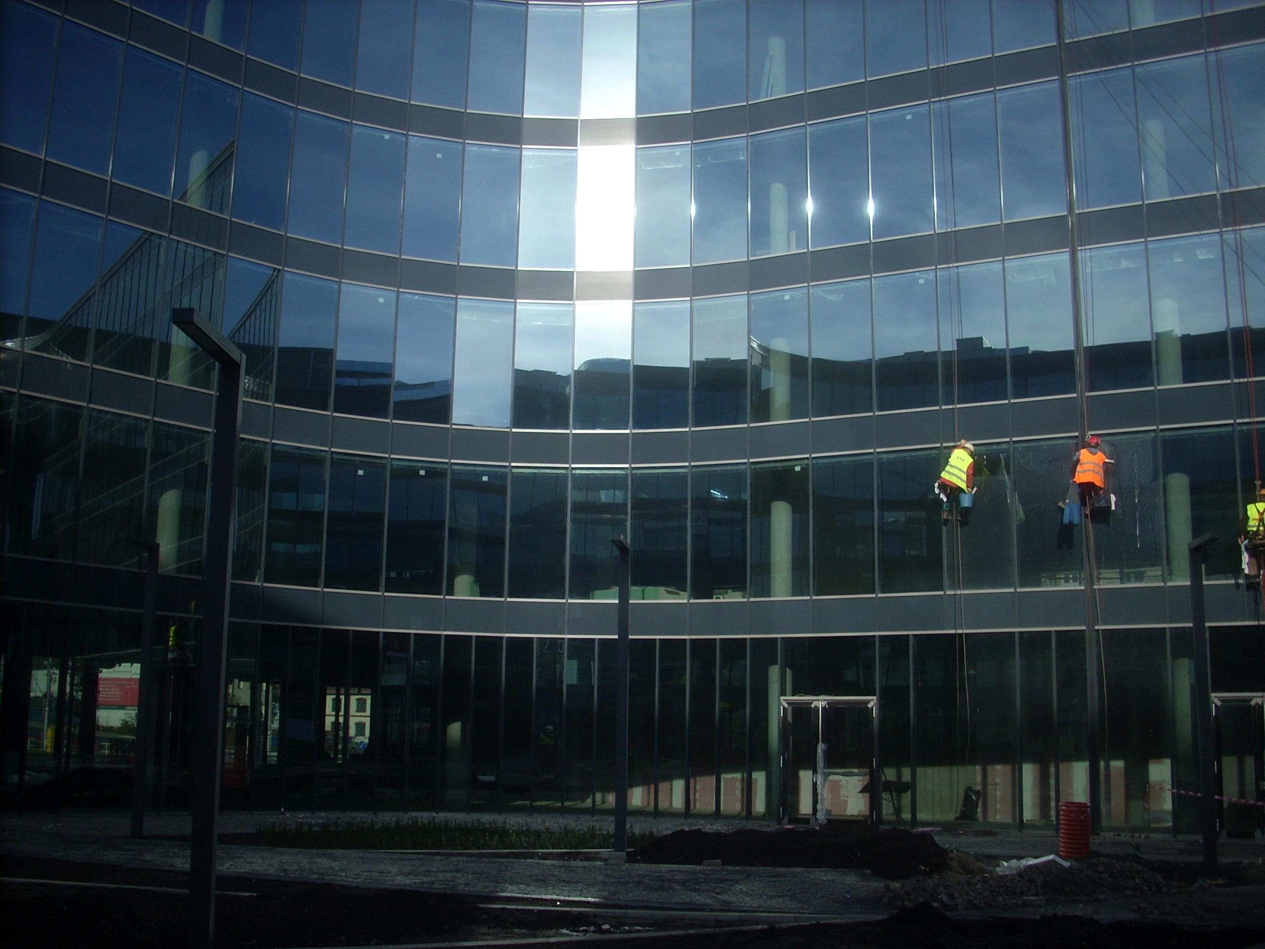 Mytí oken, fasád - VTS Morava s.r.o. - Výškové a technologické stavby foto 4